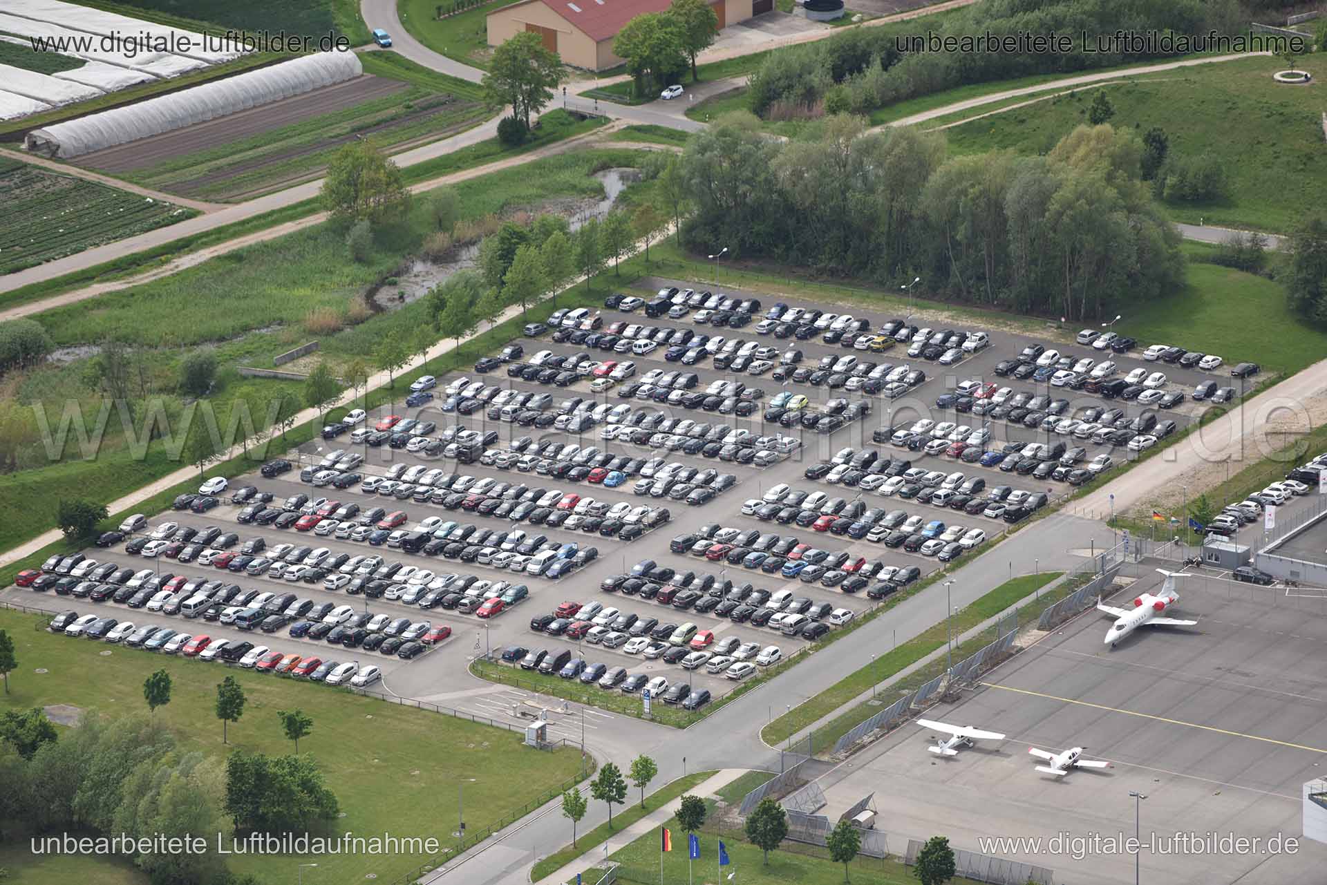 Titel: Autos, Bildnummer: n144300, Ort / Stadt: Nürnberg, (Land)Kreis: kreisfreie Stadt Nürnberg, Regierungsbezirk: Mittelfranken, Bundesland: Bayern, Aufnahmedatum: 11.05.2015, Schlagwörter: Luftbild, Luftbilder, Luftbildfotografie, Luftaufnahme, Luftbildaufnahme, Luftfoto, Vogelperspektive, Vogelansicht, Deutschland, Schräg- und Senkrecht-Luftaufnahmen, Orthofotografie, Airport, Flughafen, Flughafenstraße, 90411, Irrhainstraße, Bucher Landgraben, Flugzeug, Abstellplatz, Parken, Albrecht-Dürer-