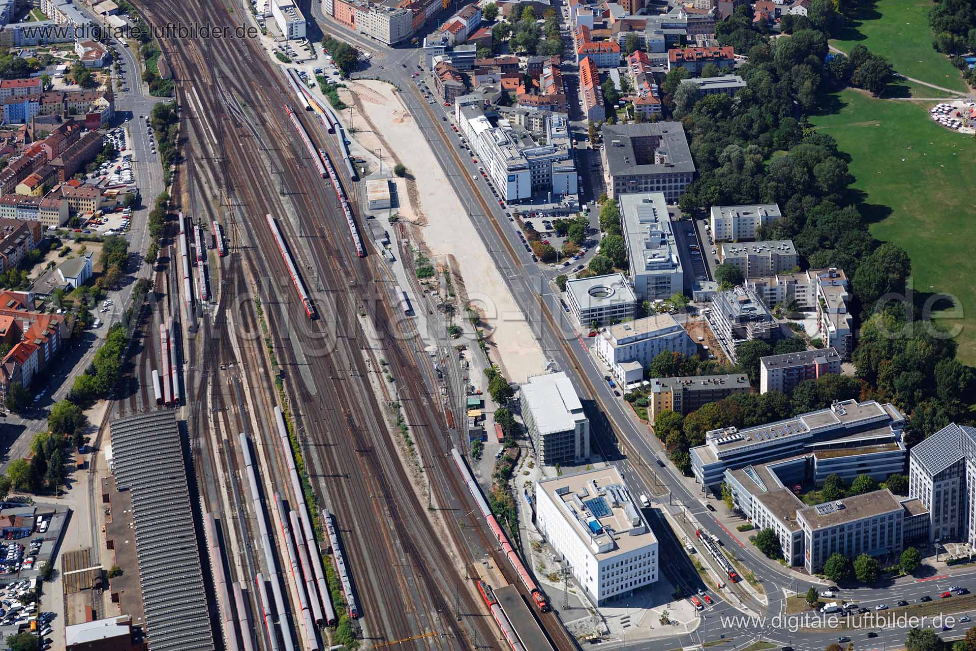 Titel: Bahnhofstraße, Bildnummer: c155100, Ort / Stadt: Nürnberg, (Land)Kreis: kreisfreie Stadt Nürnberg, Regierungsbezirk: Mittelfranken, Bundesland: Bayern, Aufnahmedatum: 26.08.2015, Schlagwörter: Luftbild, Luftbilder, Luftbildfotografie, Luftaufnahme, Luftbildaufnahme, Luftfoto, Vogelperspektive, Vogelansicht, Deutschland, Schräg- und Senkrecht-Luftaufnahmen, Orthofotografie, Bahnhofstraße, Vogelsgarten, Flaschenhofstraße, Regensburger Straße, Marienstraße, Brachfläche, Reindelstraße, Neudör