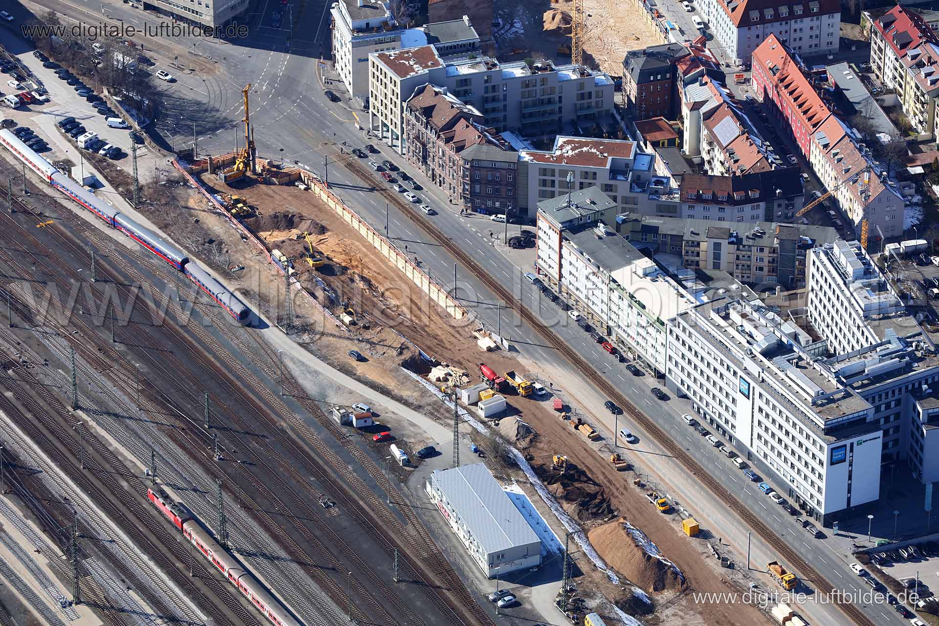 Titel: Bahnhofstraße, Bildnummer: c250730, Ort / Stadt: Nürnberg, (Land)Kreis: kreisfreie Stadt Nürnberg, Regierungsbezirk: Mittelfranken, Bundesland: Bayern, Aufnahmedatum: 21.03.2018, Schlagwörter: Luftbild, Luftbilder, Luftbildfotografie, Luftaufnahme, Luftbildaufnahme, Luftfoto, Vogelperspektive, Vogelansicht, Deutschland, Schräg- und Senkrecht-Luftaufnahmen, Orthofotografie, Bahnhofstraße, Baustelle, Brache, Brachfläche, Gleis, Gleise, Zug, Wagon, Bahn, Deutsche Bahn, Reindelstraße, Flasche