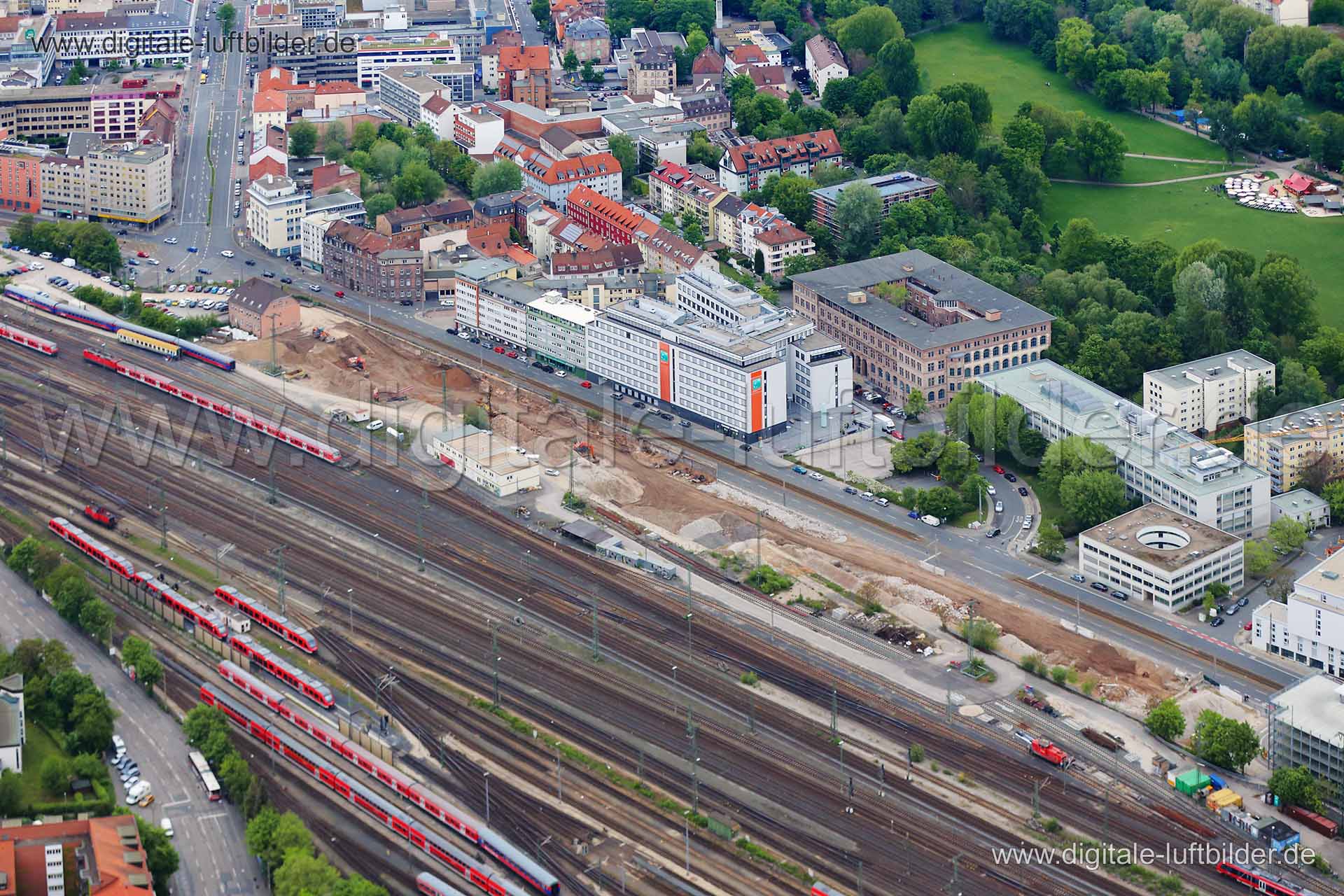 Titel: Bahnhofstraße Großbaustelle, Bildnummer: c108640, Ort / Stadt: Nürnberg, (Land)Kreis: kreisfreie Stadt Nürnberg, Regierungsbezirk: Mittelfranken, Bundesland: Bayern, Aufnahmedatum: 03.05.2014, Schlagwörter: Luftbild, Luftbilder, Luftbildfotografie, Luftaufnahme, Luftbildaufnahme, Luftfoto, Vogelperspektive, Vogelansicht, Deutschland, Schräg- und Senkrecht-Luftaufnahmen, Orthofotografie, Bahnhofstraße, Deutsche Bahn, Baustelle, Großbaustelle, Gleis, Gleise, Zug, Wagon, Neubau, Bahnverkehr,
