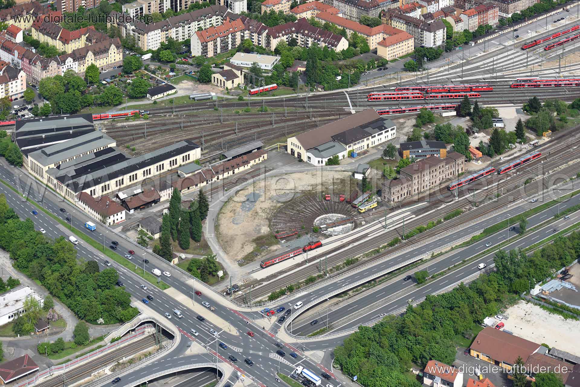 Titel: Bahnkreisel, Bildnummer: n140660, Ort / Stadt: Nürnberg, (Land)Kreis: kreisfreie Stadt Nürnberg, Regierungsbezirk: Mittelfranken, Bundesland: Bayern, Aufnahmedatum: 11.05.2015, Schlagwörter: Luftbild, Luftbilder, Luftbildfotografie, Luftaufnahme, Luftbildaufnahme, Luftfoto, Vogelperspektive, Vogelansicht, Deutschland, Schräg- und Senkrecht-Luftaufnahmen, Orthofotografie, ehem. Ringlokschuppen, Bahnkreisel, Jansenbrücke, Maximilianstraße, Frankenschnellweg, Bahn, Deutsche Bahn, Lok, Loksch