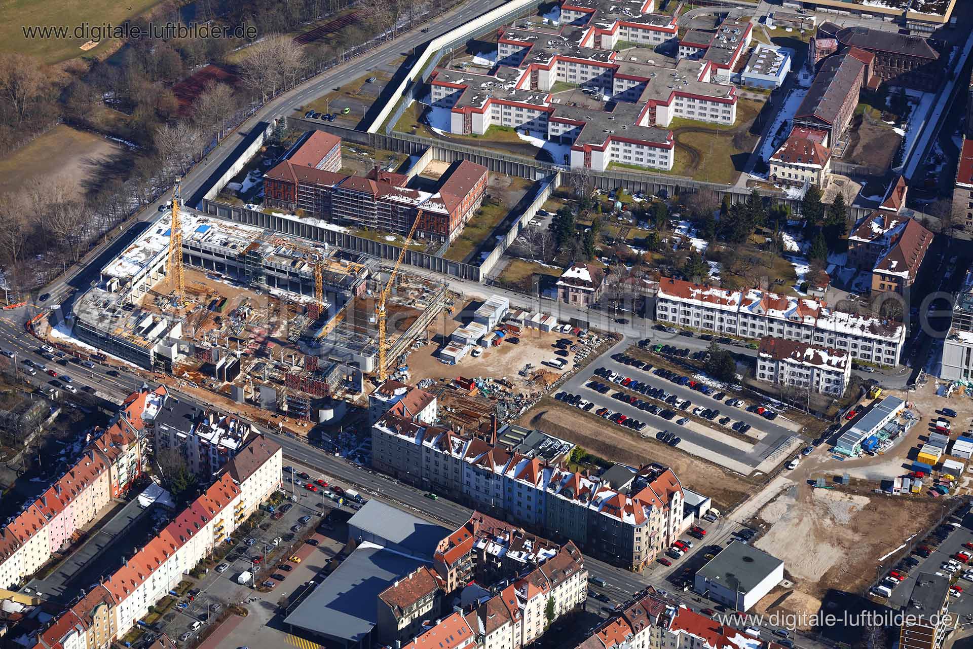 Titel: Bau der neuen Feuerwache, Bildnummer: c251720, Ort / Stadt: Nürnberg, (Land)Kreis: kreisfreie Stadt Nürnberg, Regierungsbezirk: Mittelfranken, Bundesland: Bayern, Aufnahmedatum: 21.03.2018, Schlagwörter: Luftbild, Luftbilder, Luftbildfotografie, Luftaufnahme, Luftbildaufnahme, Luftfoto, Vogelperspektive, Vogelansicht, Deutschland, Schräg- und Senkrecht-Luftaufnahmen, Orthofotografie, Maximilianstraße, Mannertstraße, Reutersbrunnenstraße, Fürther Straße, Baustelle, Kran, Kräne, Muggenhof,
