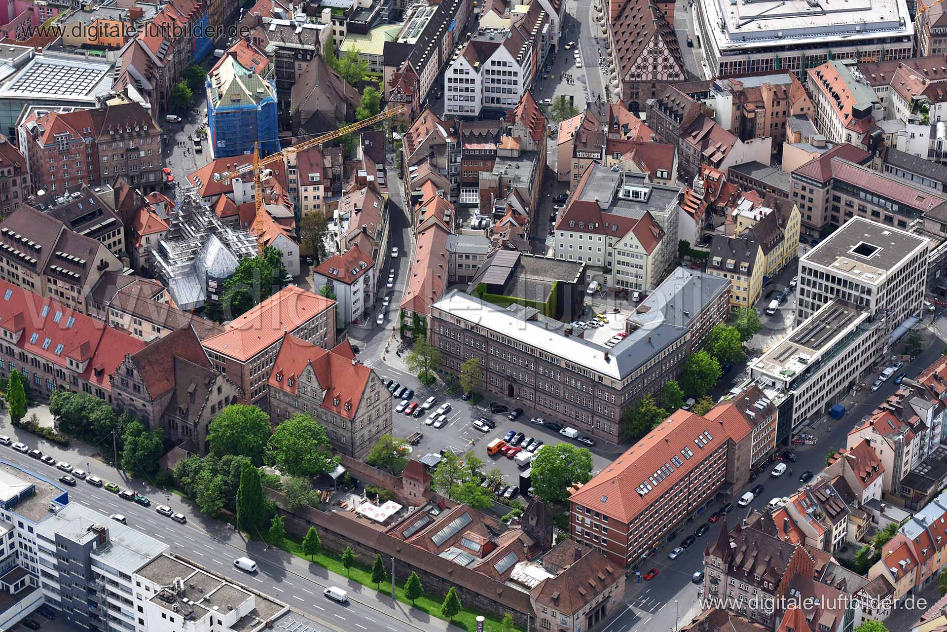 Titel: Bauhof, Bildnummer: n148610, Ort / Stadt: Nürnberg, (Land)Kreis: kreisfreie Stadt Nürnberg, Regierungsbezirk: Mittelfranken, Bundesland: Bayern, Aufnahmedatum: 11.05.2015, Schlagwörter: Luftbild, Luftbilder, Luftbildfotografie, Luftaufnahme, Luftbildaufnahme, Luftfoto, Vogelperspektive, Vogelansicht, Deutschland, Schräg- und Senkrecht-Luftaufnahmen, Orthofotografie, Bauhof, Peuntgasse, Königstormauer, Königstraße, Altstadt, Königtorgraben, Marienstraße, Bahnhofsplatz, Johannesgasse, An de