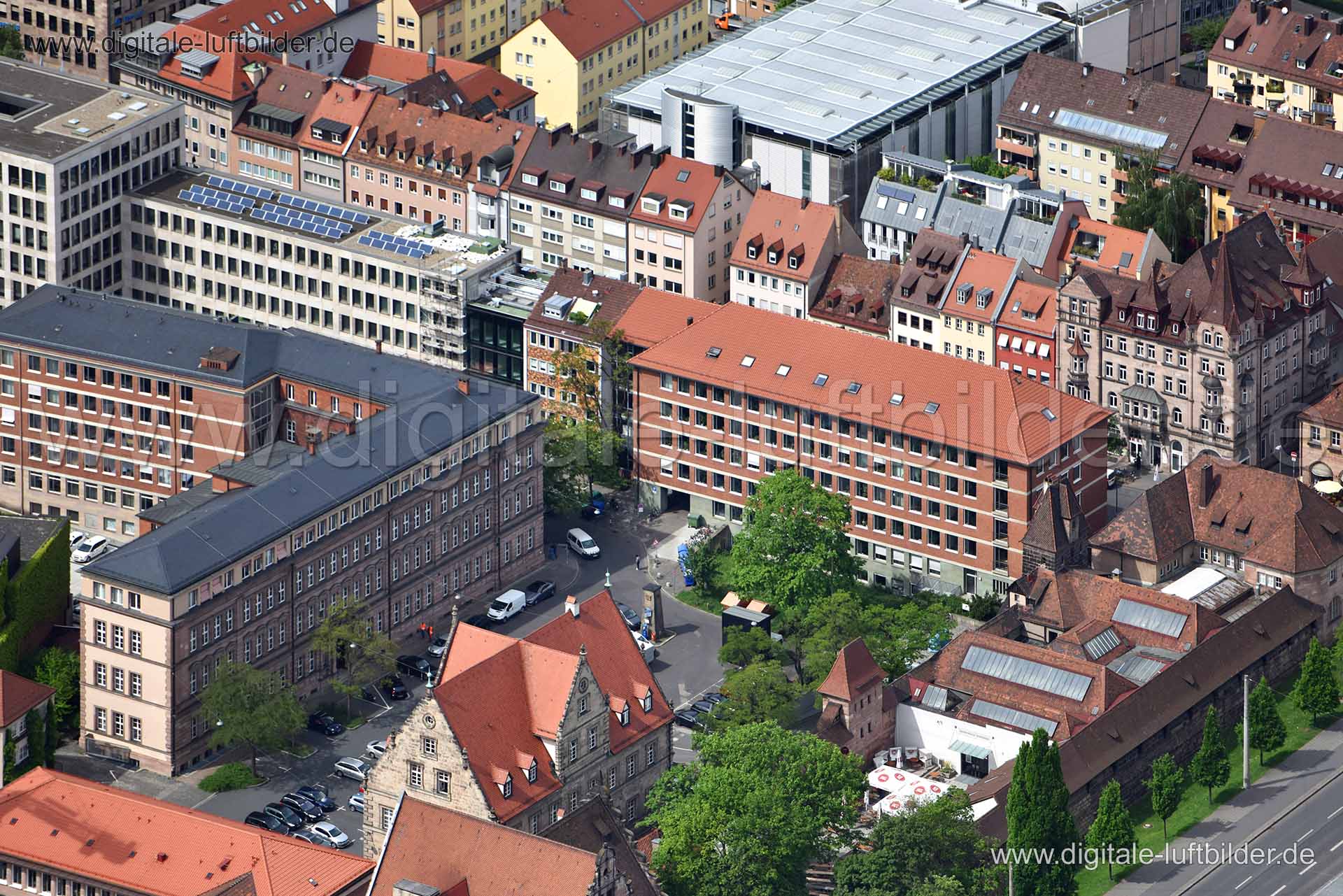 Titel: Bauhof, Bildnummer: n148660, Ort / Stadt: Nürnberg, (Land)Kreis: kreisfreie Stadt Nürnberg, Regierungsbezirk: Mittelfranken, Bundesland: Bayern, Aufnahmedatum: 11.05.2015, Schlagwörter: Luftbild, Luftbilder, Luftbildfotografie, Luftaufnahme, Luftbildaufnahme, Luftfoto, Vogelperspektive, Vogelansicht, Deutschland, Schräg- und Senkrecht-Luftaufnahmen, Orthofotografie, Bauhof, An der Sparkasse, Peuntgasse, Lorenzer Straße, Monat: Mai, Jahreszeit: Sommer, Tageszeit: Mittag / Nachmittag, Jahr: