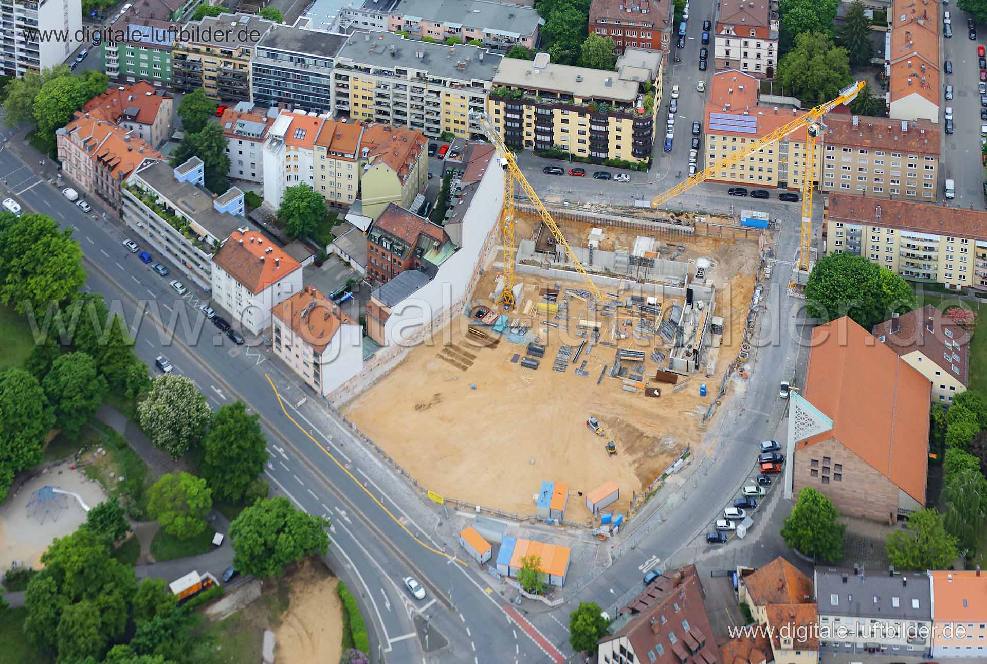 Titel: Baustelle Hirsvogelstraße, Bildnummer: c108030, Ort / Stadt: Nürnberg, (Land)Kreis: kreisfreie Stadt Nürnberg, Regierungsbezirk: Mittelfranken, Bundesland: Bayern, Aufnahmedatum: 03.05.2014, Schlagwörter: Luftbild, Luftbilder, Luftbildfotografie, Luftaufnahme, Luftbildaufnahme, Luftfoto, Vogelperspektive, Vogelansicht, Deutschland, Schräg- und Senkrecht-Luftaufnahmen, Orthofotografie, Hirsvogelstraße, Wöhrd, Gärten bei Wöhrd, Äußere-Cramer-Klett-Straße, Gießereistraße, Schranke, Georg-Str