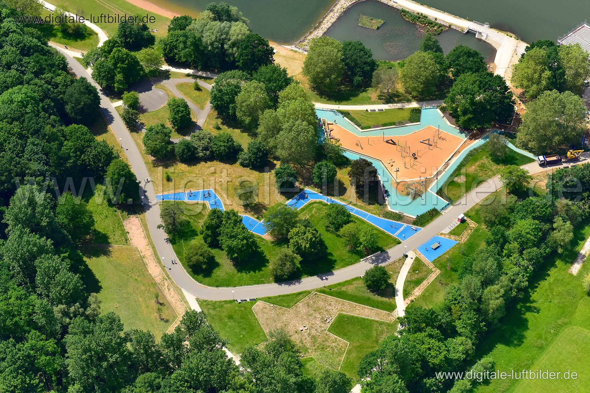 Titel: Bewegungspark am Wöhrder See, Bildnummer: n300370, Ort / Stadt: Nürnberg, (Land)Kreis: kreisfreie Stadt Nürnberg, Regierungsbezirk: Mittelfranken, Bundesland: Bayern, Aufnahmedatum: 03.06.2019, Schlagwörter: Luftbild, Luftbilder, Luftbildfotografie, Luftaufnahme, Luftbildaufnahme, Luftfoto, Vogelperspektive, Vogelansicht, Deutschland, Schräg- und Senkrecht-Luftaufnahmen, Orthofotografie, Bewegungspark, Wöhrder Wiesenweg, NorikusBucht, Wöhrder See, Outdoorsport, Gewässer, Bewegungspark am
