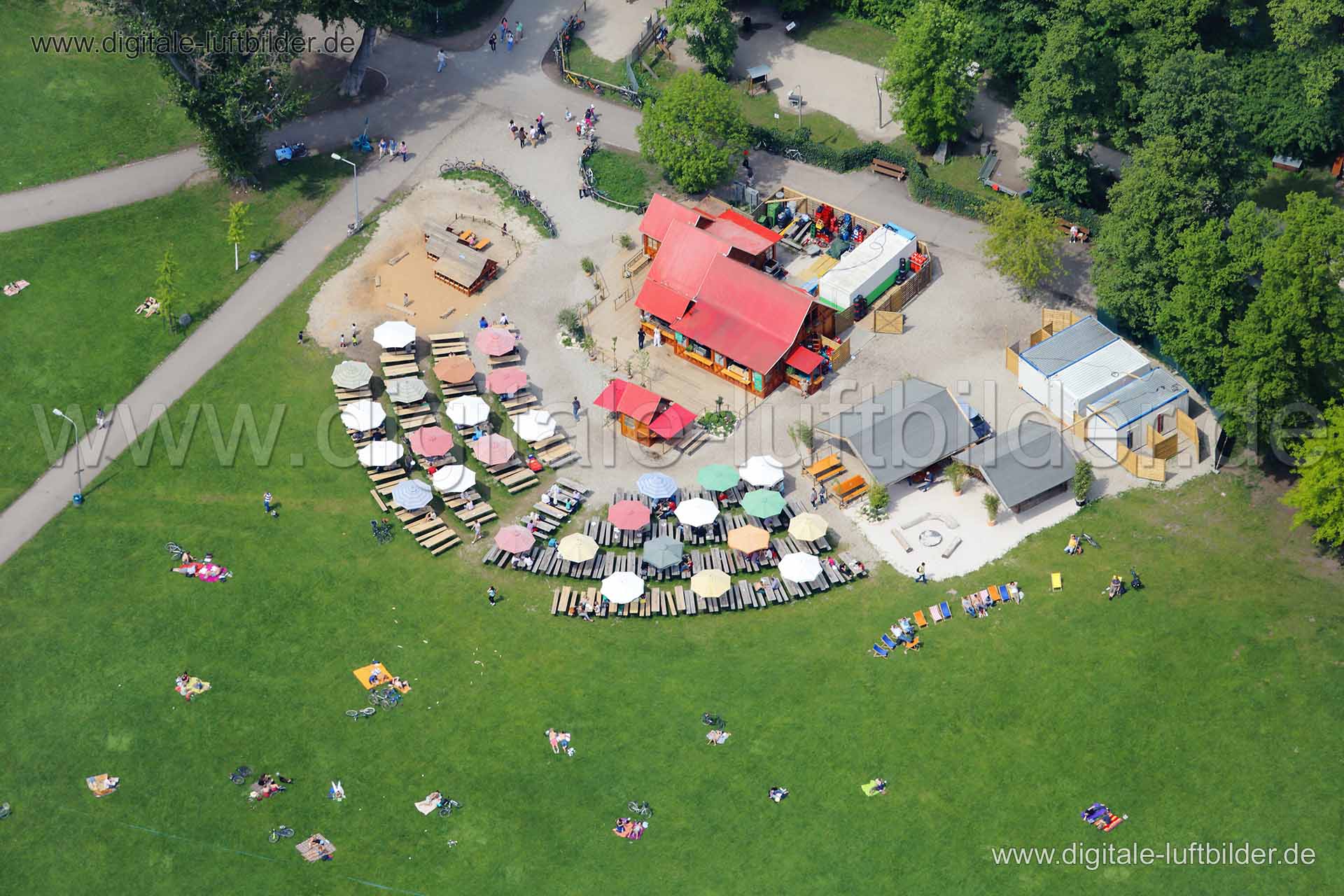 Titel: Biergarten an der Wöhrder Wiese, Bildnummer: c038610, Ort / Stadt: Nürnberg, (Land)Kreis: kreisfreie Stadt Nürnberg, Regierungsbezirk: Mittelfranken, Bundesland: Bayern, Aufnahmedatum: 15.05.2013, Schlagwörter: Luftbild, Luftbilder, Luftbildfotografie, Luftaufnahme, Luftbildaufnahme, Luftfoto, Vogelperspektive, Vogelansicht, Deutschland, Schräg- und Senkrecht-Luftaufnahmen, Orthofotografie, Biergarten, Wiese, Wöhrder Wiese, Wöhrd, Gründflächen, Sonnenbad, Sonnenbaden, Biergarten an der Wö