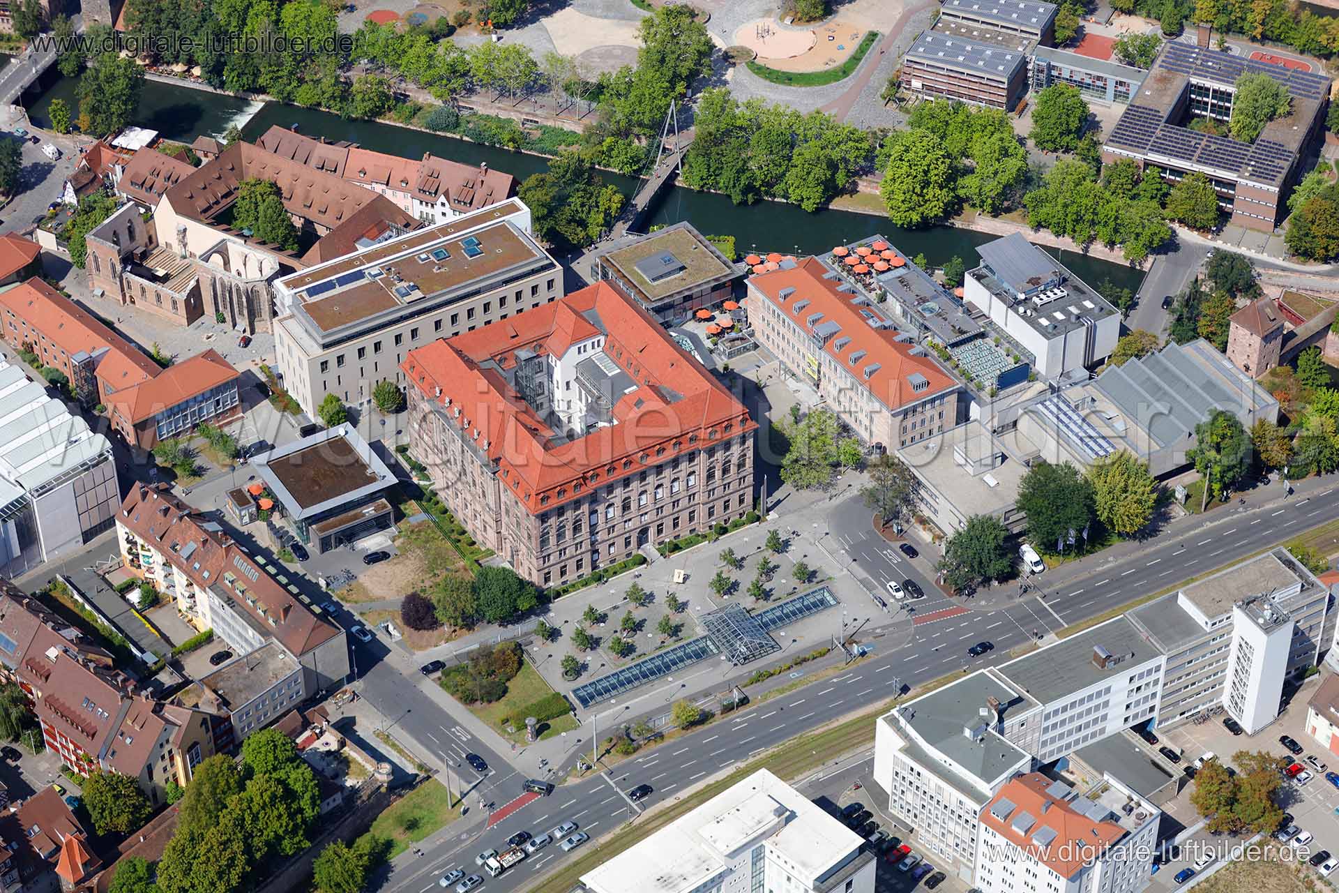 Titel: Bildungszentrum, Bildnummer: c156170, Ort / Stadt: Nürnberg, (Land)Kreis: kreisfreie Stadt Nürnberg, Regierungsbezirk: Mittelfranken, Bundesland: Bayern, Aufnahmedatum: 26.08.2015, Schlagwörter: Luftbild, Luftbilder, Luftbildfotografie, Luftaufnahme, Luftbildaufnahme, Luftfoto, Vogelperspektive, Vogelansicht, Deutschland, Schräg- und Senkrecht-Luftaufnahmen, Orthofotografie, Gewerbemuseumsplatz, BZ, Bildungszentrum, Kino, Cinecitta, Pegnitz, Marientorgraben, Stadtbibliothek, Stadtarchiv,