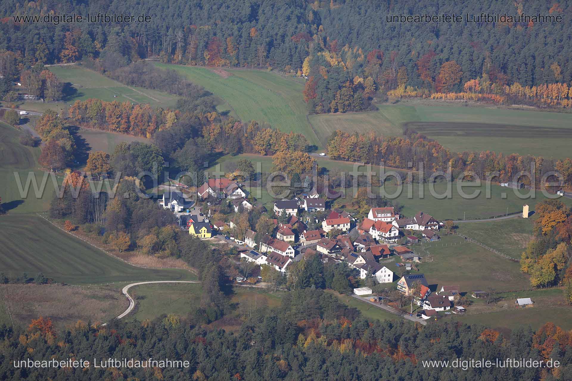 Titel: Birnthon, Bildnummer: c171240, Ort / Stadt: Nürnberg, (Land)Kreis: kreisfreie Stadt Nürnberg, Regierungsbezirk: Mittelfranken, Bundesland: Bayern, Aufnahmedatum: 31.10.2015, Schlagwörter: Luftbild, Luftbilder, Luftbildfotografie, Luftaufnahme, Luftbildaufnahme, Luftfoto, Vogelperspektive, Vogelansicht, Deutschland, Schräg- und Senkrecht-Luftaufnahmen, Orthofotografie, Birnthon, 90475, Dorf, Vorort, Monat: Oktober, Jahreszeit: Herbst, Tageszeit: Mittag / Nachmittag, Jahr: 2015, Flug ID: 20
