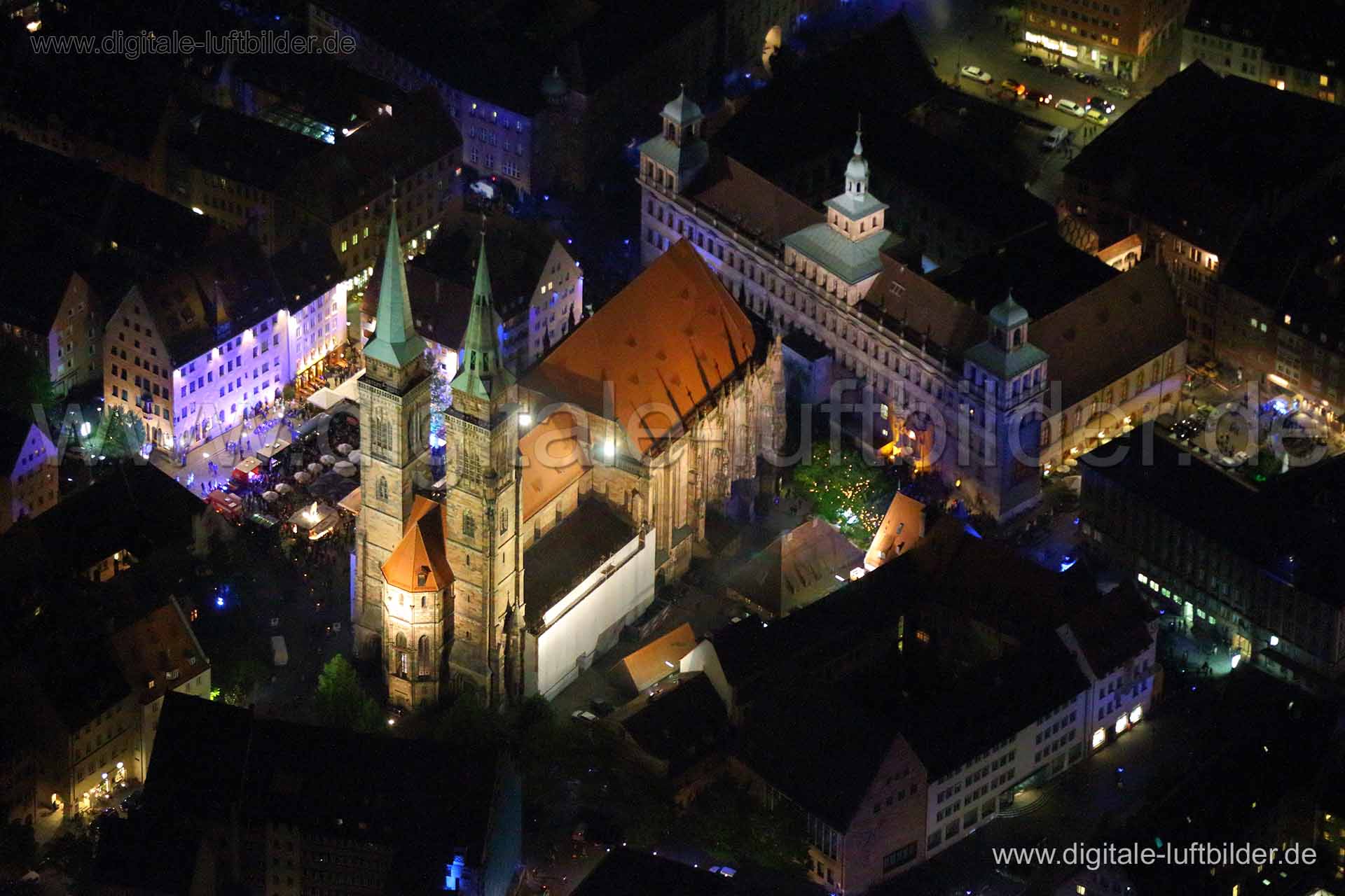 Titel: Blaue Nacht - Sebalduskirche, Bildnummer: ce14260, Ort / Stadt: Nürnberg, (Land)Kreis: kreisfreie Stadt Nürnberg, Regierungsbezirk: Mittelfranken, Bundesland: Bayern, Aufnahmedatum: 03.05.2014, Schlagwörter: Luftbild, Luftbilder, Luftbildfotografie, Luftaufnahme, Luftbildaufnahme, Luftfoto, Vogelperspektive, Vogelansicht, Deutschland, Schräg- und Senkrecht-Luftaufnahmen, Orthofotografie, Blaue Nacht, Kunst, Kultur, Sebalduskirche, Rathaus, Blaue Nacht - Sebalduskirche, Monat: Mai, Jahresz