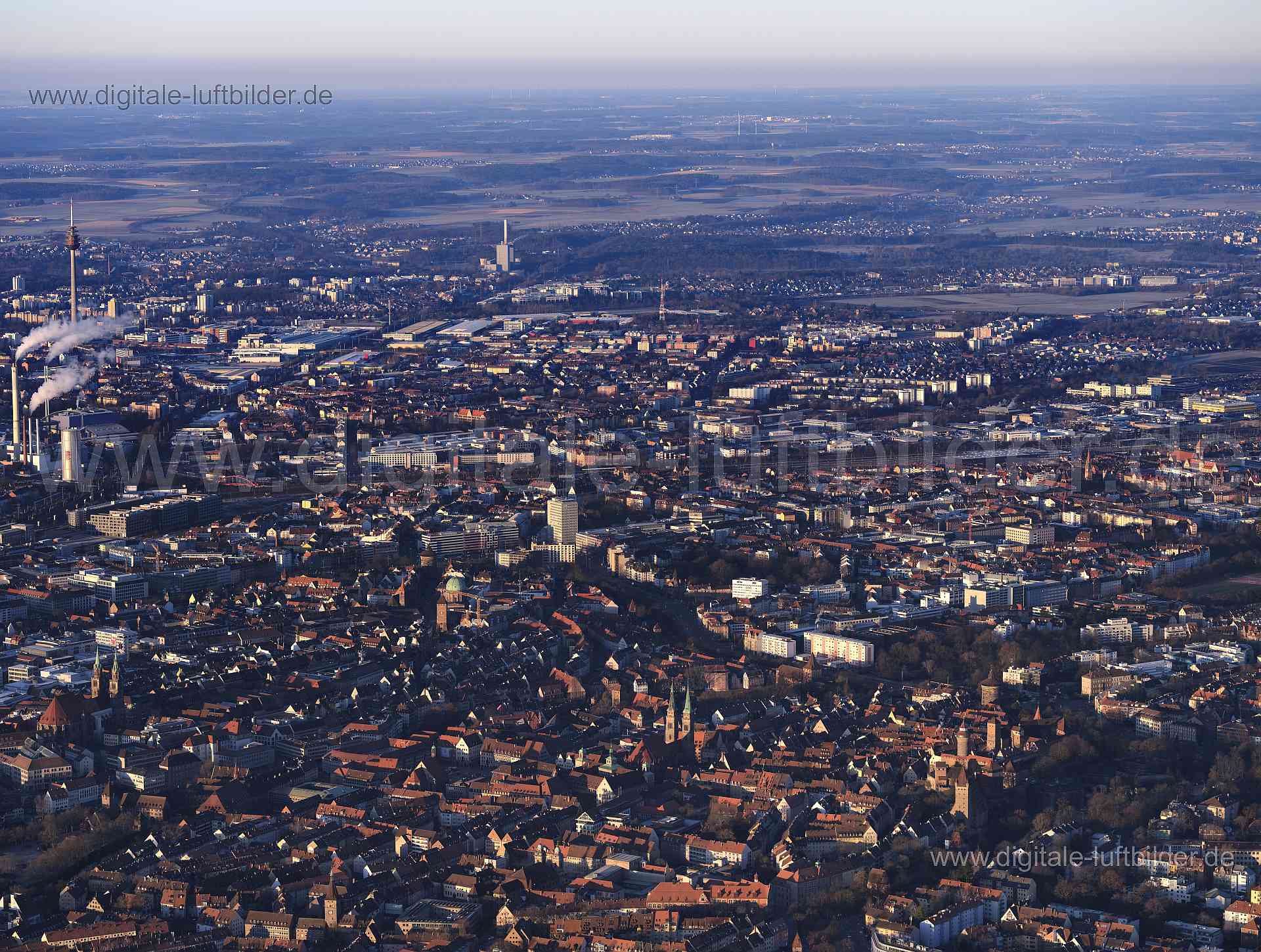 Titel: Blick Richtung Westen, Bildnummer: f413060, Ort / Stadt: Nürnberg, (Land)Kreis: kreisfreie Stadt Nürnberg, Regierungsbezirk: Mittelfranken, Bundesland: Bayern, Aufnahmedatum: 07.03.2021, Schlagwörter: Deutschland, , Sonnenaufgang, Morgenröte, Panorama, Himmel. Horizont, Blick richtung Gebersdorf, Monat: März, Jahreszeit: Winter, Tageszeit: Früh, Jahr: 2021, Flug ID: 20210307, Bildstatus: farblich angepasst, Bildabmessung: 11648 x 8736 Pixel, Fotograf & Copyright: Oliver Acker