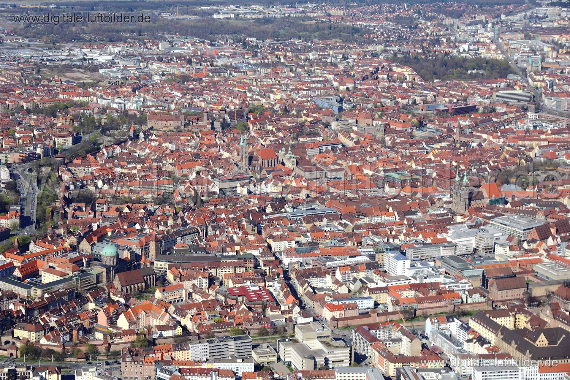 Titel: Blick über Nürnberg, Bildnummer: cc25250, Ort / Stadt: Nürnberg, (Land)Kreis: kreisfreie Stadt Nürnberg, Regierungsbezirk: Mittelfranken, Bundesland: Bayern, Aufnahmedatum: 02.04.2011, Schlagwörter: Luftbild, Luftbilder, Luftbildfotografie, Luftaufnahme, Luftbildaufnahme, Luftfoto, Vogelperspektive, Vogelansicht, Deutschland, Schräg- und Senkrecht-Luftaufnahmen, Orthofotografie, Altstadt, Altstadtring, Lorenzkirche, Sebalduskirche, Marienbergpark, Innenstadt, Stadtpark, Panorama, Kirche,