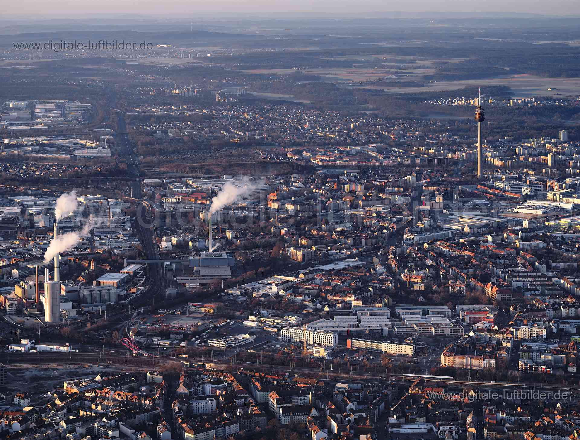 Titel: Blick über Nürnberg, Bildnummer: f413010, Ort / Stadt: Nürnberg, (Land)Kreis: kreisfreie Stadt Nürnberg, Regierungsbezirk: Mittelfranken, Bundesland: Bayern, Aufnahmedatum: 07.03.2021, Schlagwörter: Deutschland, , Sonnenaufgang, Morgenröte, Sandreuth, Kraftwerk, Heizkraftwerk, Energiegewinnung, Müllverbrennungsanlage, Schweinau, Panorama, Himmel, Horizont, Monat: März, Jahreszeit: Winter, Tageszeit: Früh, Jahr: 2021, Flug ID: 20210307, Bildstatus: farblich angepasst, Bildabmessung: 11648 