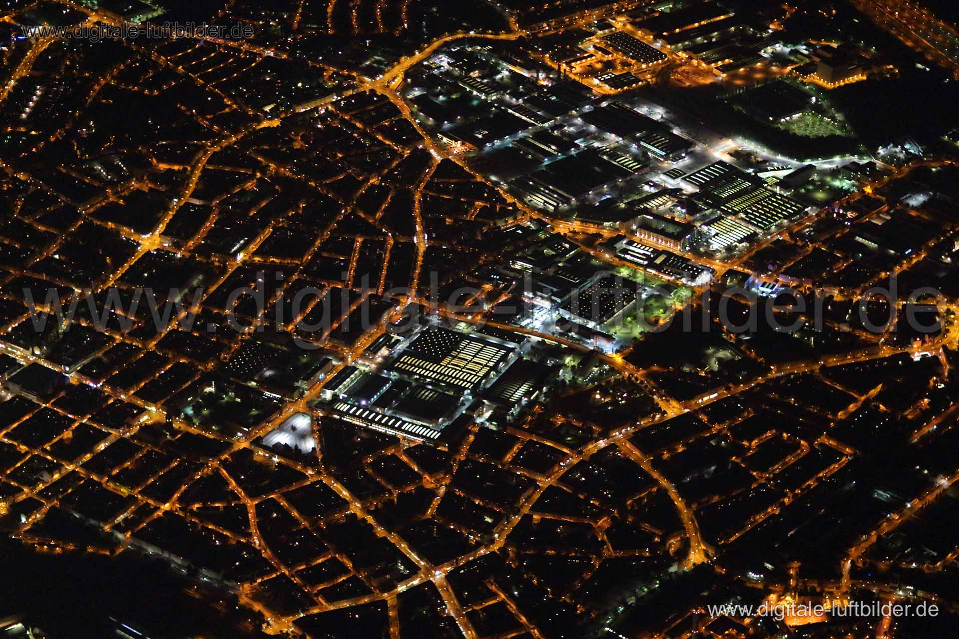Titel: Blick über Nürnberg Süd, Bildnummer: c056870, Ort / Stadt: Nürnberg, (Land)Kreis: kreisfreie Stadt Nürnberg, Regierungsbezirk: Mittelfranken, Bundesland: Bayern, Aufnahmedatum: 19.07.2013, Schlagwörter: Luftbild, Luftbilder, Luftbildfotografie, Luftaufnahme, Luftbildaufnahme, Luftfoto, Vogelperspektive, Vogelansicht, Deutschland, Schräg- und Senkrecht-Luftaufnahmen, Orthofotografie, Siemens, Industriepark, Industrie, Gugelstraße, Landgrabenstraße, Hallen, Lagerhallen, Produktionshalle, Ka