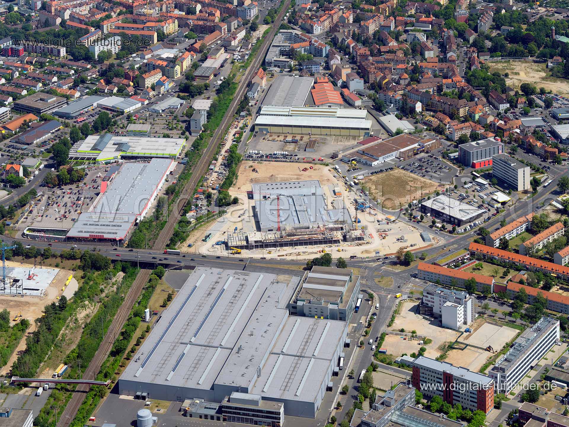 Titel: BMW Niederlassung (Baustelle), Bildnummer: f383210, Ort / Stadt: Nürnberg, (Land)Kreis: kreisfreie Stadt Nürnberg, Regierungsbezirk: Mittelfranken, Bundesland: Bayern, Aufnahmedatum: 01.08.2020, Schlagwörter: Luftbild, Luftbilder, Luftbildfotografie, Luftaufnahme, Luftbildaufnahme, Luftfoto, Vogelperspektive, Vogelansicht, Deutschland, Schräg- und Senkrecht-Luftaufnahmen, Orthofotografie, 90441, 90439, 90431, Adalbertstraße, Eythstraße, Hansastraße, Gustav-Adolf-Straße, Schweinauer Haupts