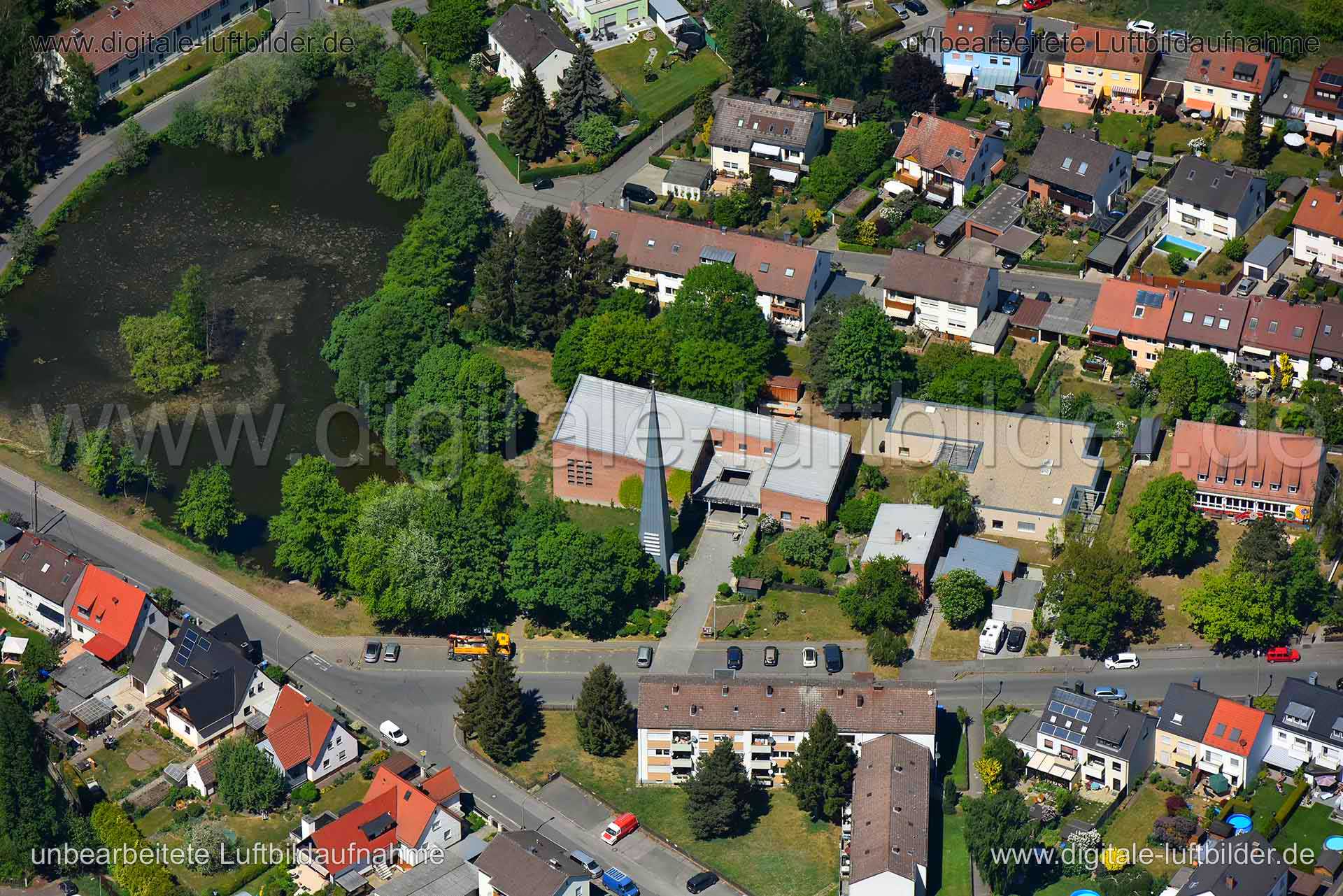 Titel: Boxdorf, Bildnummer: n260630, Ort / Stadt: Nürnberg, (Land)Kreis: kreisfreie Stadt Nürnberg, Regierungsbezirk: Mittelfranken, Bundesland: Bayern, Aufnahmedatum: 06.05.2018, Schlagwörter: Luftbild, Luftbilder, Luftbildfotografie, Luftaufnahme, Luftbildaufnahme, Luftfoto, Vogelperspektive, Vogelansicht, Deutschland, Schräg- und Senkrecht-Luftaufnahmen, Orthofotografie, Am Weiher, Heinrich-Lersch-Straße, Luisenburgweg, Klaus-Groth-Straße, Kasackstraße, Grabbestraße, Fichtelbergweg, Erich-Oll