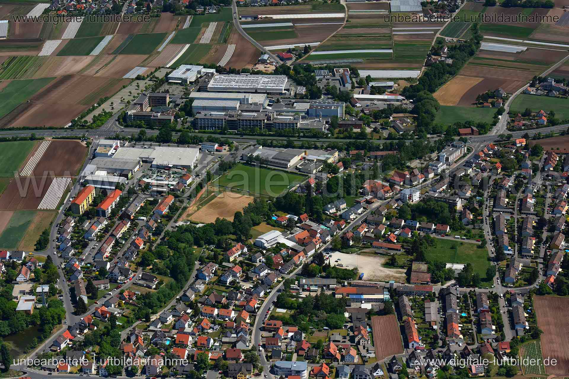 Titel: Boxdorf, Bildnummer: n260700, Ort / Stadt: Nürnberg, (Land)Kreis: kreisfreie Stadt Nürnberg, Regierungsbezirk: Mittelfranken, Bundesland: Bayern, Aufnahmedatum: 06.05.2018, Schlagwörter: Luftbild, Luftbilder, Luftbildfotografie, Luftaufnahme, Luftbildaufnahme, Luftfoto, Vogelperspektive, Vogelansicht, Deutschland, Schräg- und Senkrecht-Luftaufnahmen, Orthofotografie, 90427, Fritz-Erler-Straße, Am Weiher, Luisenburgweg, Sankt-Joseph-Siedlung, Lichtenfelser Straße, Kasackstraße, Am Sportpla