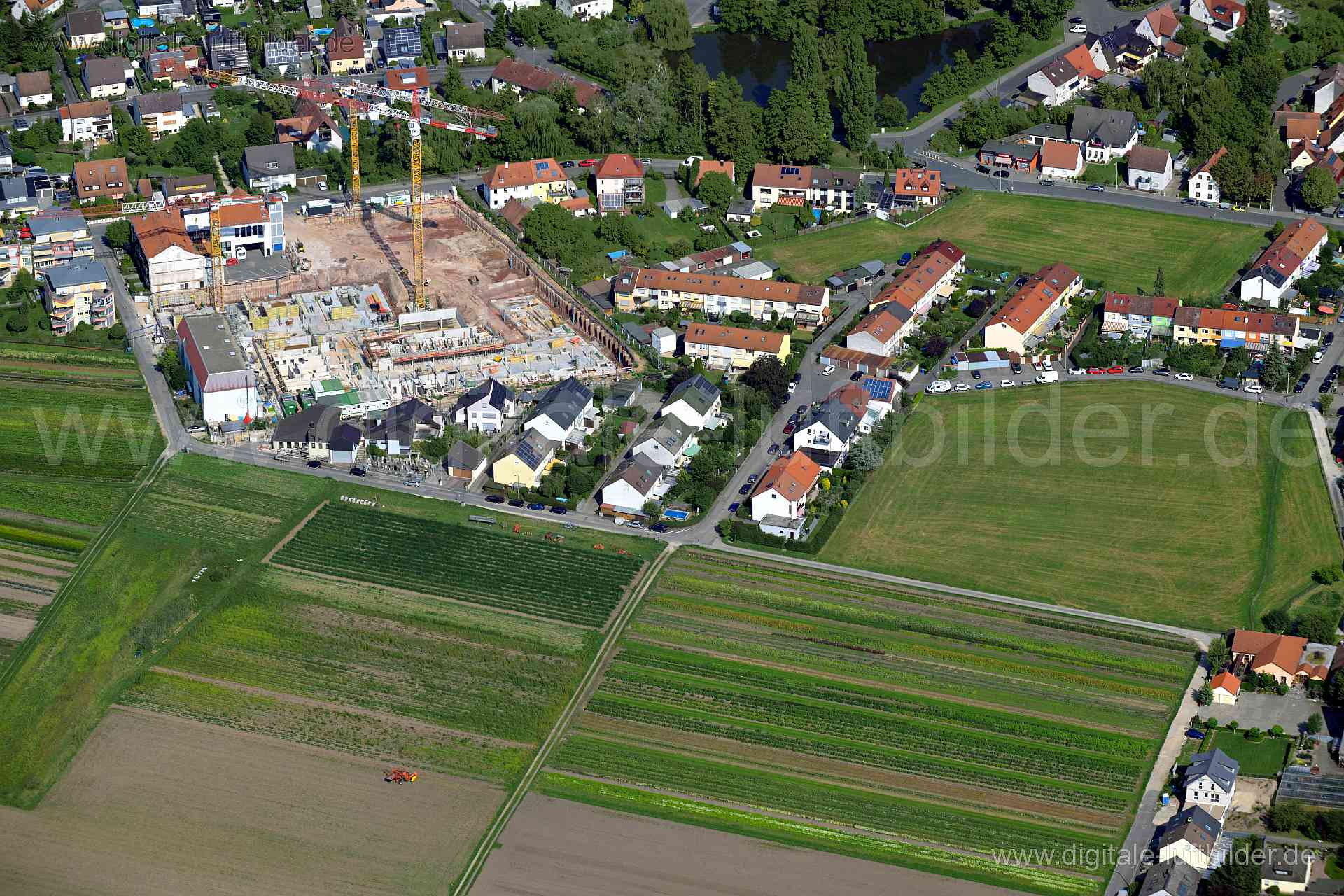 Titel: Boxdorf, Bildnummer: n525600, Ort / Stadt: Nürnberg, (Land)Kreis: kreisfreie Stadt Nürnberg, Regierungsbezirk: Mittelfranken, Bundesland: Bayern, Aufnahmedatum: 20.08.2023, Schlagwörter: Deutschland, 90427, An der Hofwiese, Erich-Ollenhauer-Straße, Gutzkowstraße, Herboldshofer Straße, Klaus-Groth-Straße, Nürnberg, Rotfuchsstraße, Zum Himmelreich, Boxdorf, Knoblauchsland, Landwirtschaft, Acker, Äcker, Boxwald, Baustelle, Kran, Kräne, Großbaustelle, Fuchsgarten, Monat: August, Jahreszeit: S