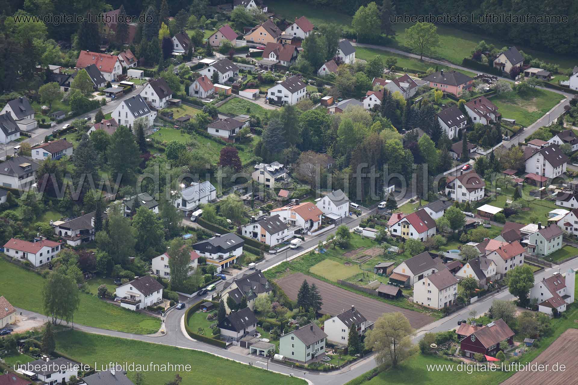 Titel: Brunn, Bildnummer: n145280, Ort / Stadt: Nürnberg, (Land)Kreis: kreisfreie Stadt Nürnberg, Regierungsbezirk: Mittelfranken, Bundesland: Bayern, Aufnahmedatum: 11.05.2015, Schlagwörter: Luftbild, Luftbilder, Luftbildfotografie, Luftaufnahme, Luftbildaufnahme, Luftfoto, Vogelperspektive, Vogelansicht, Deutschland, Schräg- und Senkrecht-Luftaufnahmen, Orthofotografie, Brunn, Brunner Hauptstraße, Weiherwiesenstraße, Formäckerstraße, Monat: Mai, Jahreszeit: Sommer, Tageszeit: Mittag / Nachmitt