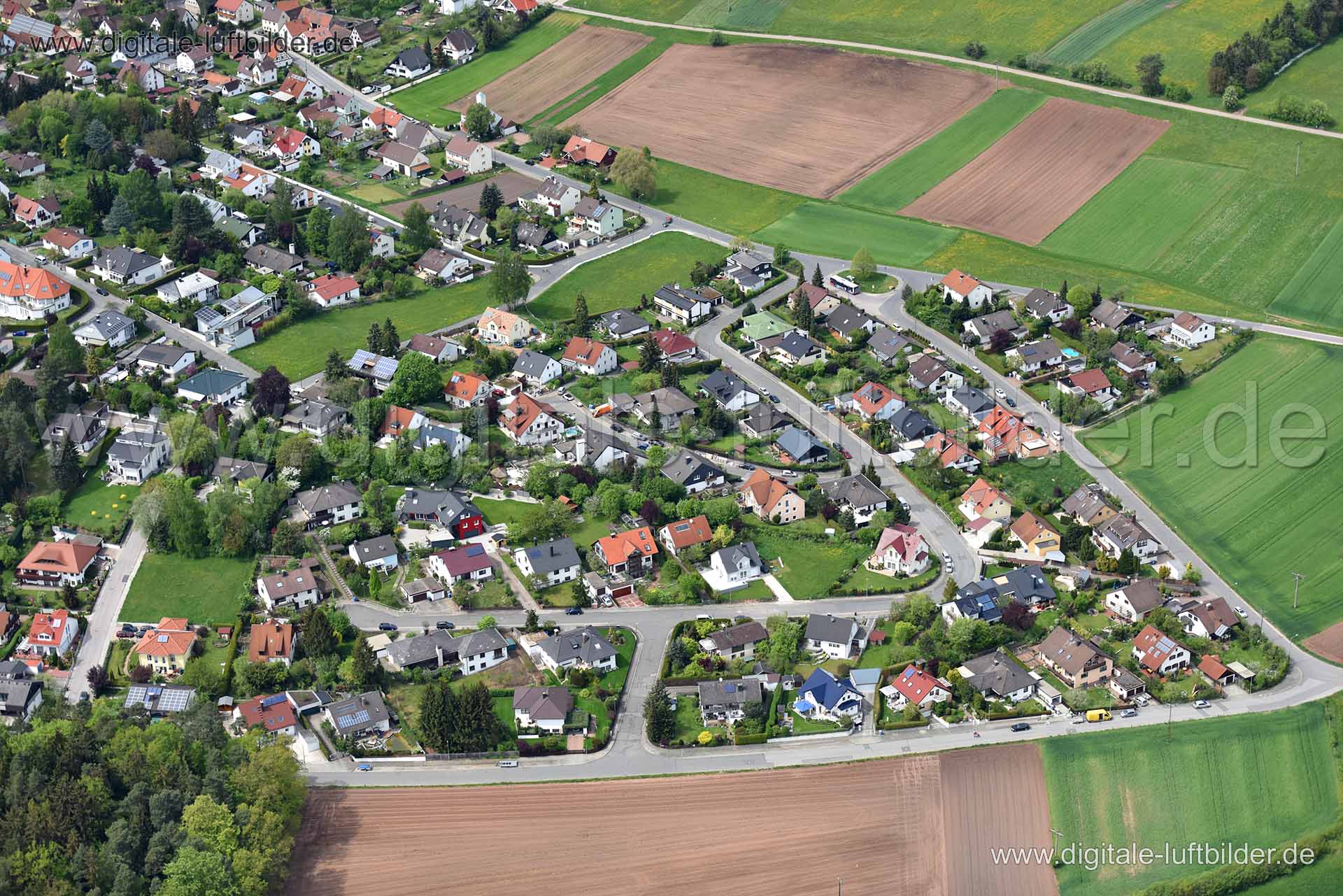 Titel: Brunn, Bildnummer: n145370, Ort / Stadt: Nürnberg, (Land)Kreis: kreisfreie Stadt Nürnberg, Regierungsbezirk: Mittelfranken, Bundesland: Bayern, Aufnahmedatum: 11.05.2015, Schlagwörter: Luftbild, Luftbilder, Luftbildfotografie, Luftaufnahme, Luftbildaufnahme, Luftfoto, Vogelperspektive, Vogelansicht, Deutschland, Schräg- und Senkrecht-Luftaufnahmen, Orthofotografie, Brunn, Sumpfwiesenweg, Brunner Hauptstraße, Steigbeetstraße, Formäckerstraße, Weiherwiesenstraße, Heiligenmühlstraße, 90475,