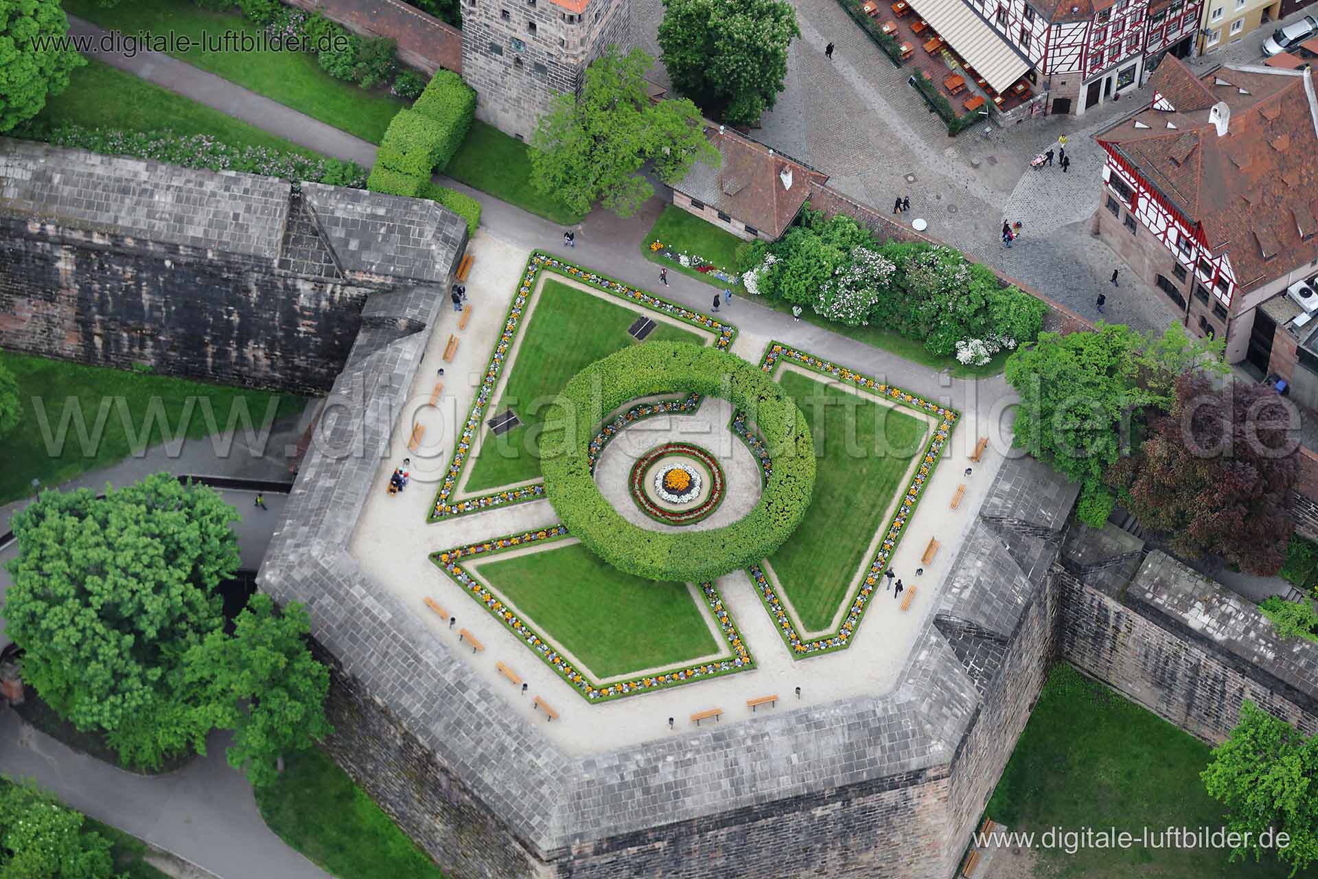 Titel: Burggarten, Bildnummer: c108770, Ort / Stadt: Nürnberg, (Land)Kreis: kreisfreie Stadt Nürnberg, Regierungsbezirk: Mittelfranken, Bundesland: Bayern, Aufnahmedatum: 03.05.2014, Schlagwörter: Luftbild, Luftbilder, Luftbildfotografie, Luftaufnahme, Luftbildaufnahme, Luftfoto, Vogelperspektive, Vogelansicht, Deutschland, Schräg- und Senkrecht-Luftaufnahmen, Orthofotografie, Burggarten, Schlossgarten, Barockgarten, Burggraben, Burg, Kaiserburg, Tiergärtnertorplatz, Tiergärtnertor, Neutormauer,