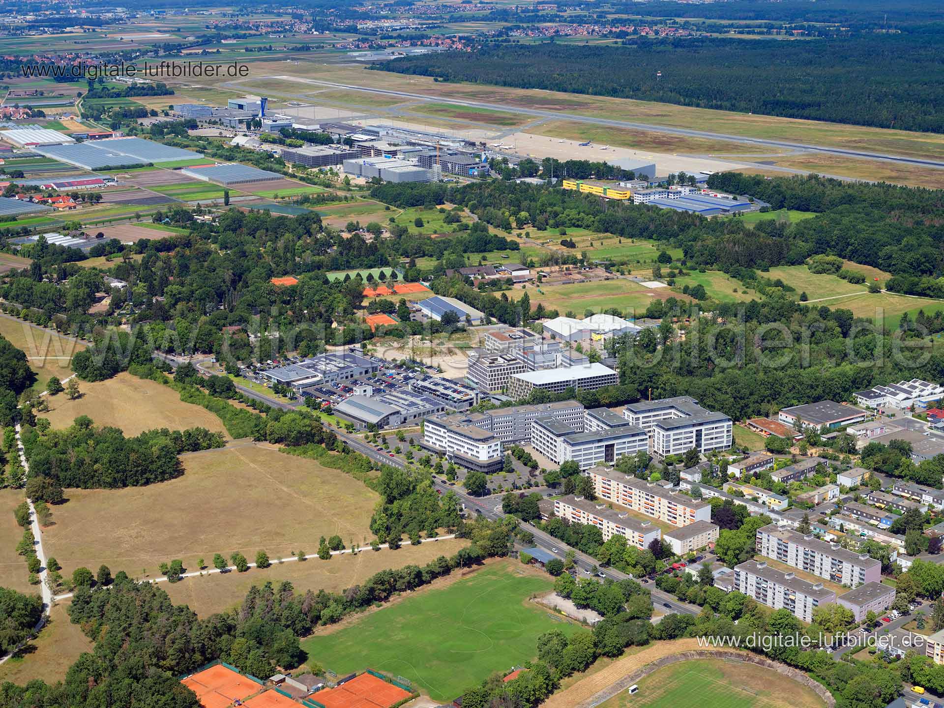 Titel: Campus Marienberg, Bildnummer: f382150, Ort / Stadt: Nürnberg, (Land)Kreis: kreisfreie Stadt Nürnberg, Regierungsbezirk: Mittelfranken, Bundesland: Bayern, Aufnahmedatum: 01.08.2020, Schlagwörter: Luftbild, Luftbilder, Luftbildfotografie, Luftaufnahme, Luftbildaufnahme, Luftfoto, Vogelperspektive, Vogelansicht, Deutschland, Schräg- und Senkrecht-Luftaufnahmen, Orthofotografie, 90411, Marienbergstraße, Otto-Lilienthal-Straße, Hans-Grade-Weg, August-Euler-Weg, Ernst-Heinkel-Weg, Hugo-Junker