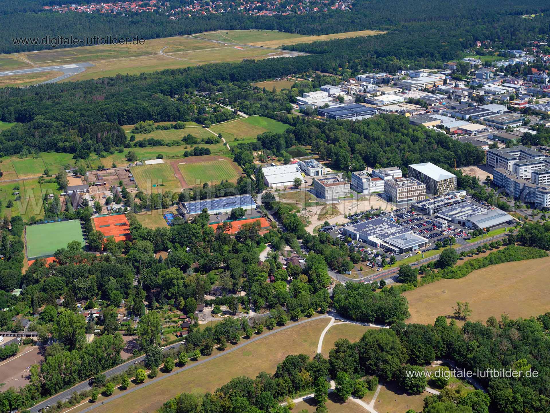 Titel: Campus Marienberg, Bildnummer: f382210, Ort / Stadt: Nürnberg, (Land)Kreis: kreisfreie Stadt Nürnberg, Regierungsbezirk: Mittelfranken, Bundesland: Bayern, Aufnahmedatum: 01.08.2020, Schlagwörter: Luftbild, Luftbilder, Luftbildfotografie, Luftaufnahme, Luftbildaufnahme, Luftfoto, Vogelperspektive, Vogelansicht, Deutschland, Schräg- und Senkrecht-Luftaufnahmen, Orthofotografie, 90411, Marienbergstraße, August-Euler-Weg, Ernst-Heinkel-Weg, Hugo-Junkers-Straße, Andernacher Straße, Otto-Lilie