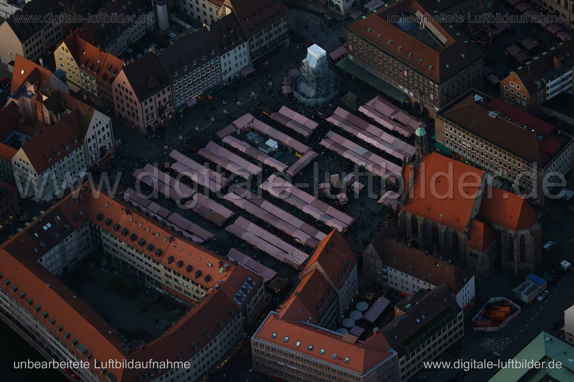 Titel: Christkindlesmarkt, Bildnummer: b181050, Ort / Stadt: Nürnberg, (Land)Kreis: kreisfreie Stadt Nürnberg, Regierungsbezirk: Mittelfranken, Bundesland: Bayern, Aufnahmedatum: 22.12.2015, Schlagwörter: Luftbild, Luftbilder, Luftbildfotografie, Luftaufnahme, Luftbildaufnahme, Luftfoto, Vogelperspektive, Vogelansicht, Deutschland, Schräg- und Senkrecht-Luftaufnahmen, Orthofotografie, Christkindlesmarkt, Weihnachtsmarkt, Märkte, Markt, Marktamt, Frauenkirche, Schöner Brunnen, Plobenhofstraße, Tu