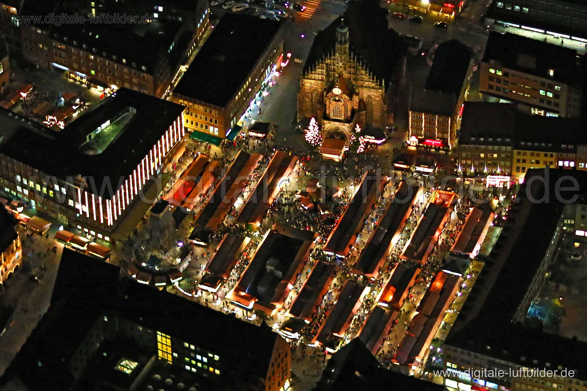 Titel: Christkindlesmarkt, Bildnummer: bb86200, Ort / Stadt: Nürnberg, (Land)Kreis: kreisfreie Stadt Nürnberg, Regierungsbezirk: Mittelfranken, Bundesland: Bayern, Aufnahmedatum: 22.12.2015, Schlagwörter: Luftbild, Luftbilder, Luftbildfotografie, Luftaufnahme, Luftbildaufnahme, Luftfoto, Vogelperspektive, Vogelansicht, Deutschland, Schräg- und Senkrecht-Luftaufnahmen, Orthofotografie, Christkindlesmarkt, Weihnachtsmarkt, Weihnachten, Advent, Heilig Abend, Markt, Märkte, Hauptmarkt, Obstmarkt, Fr