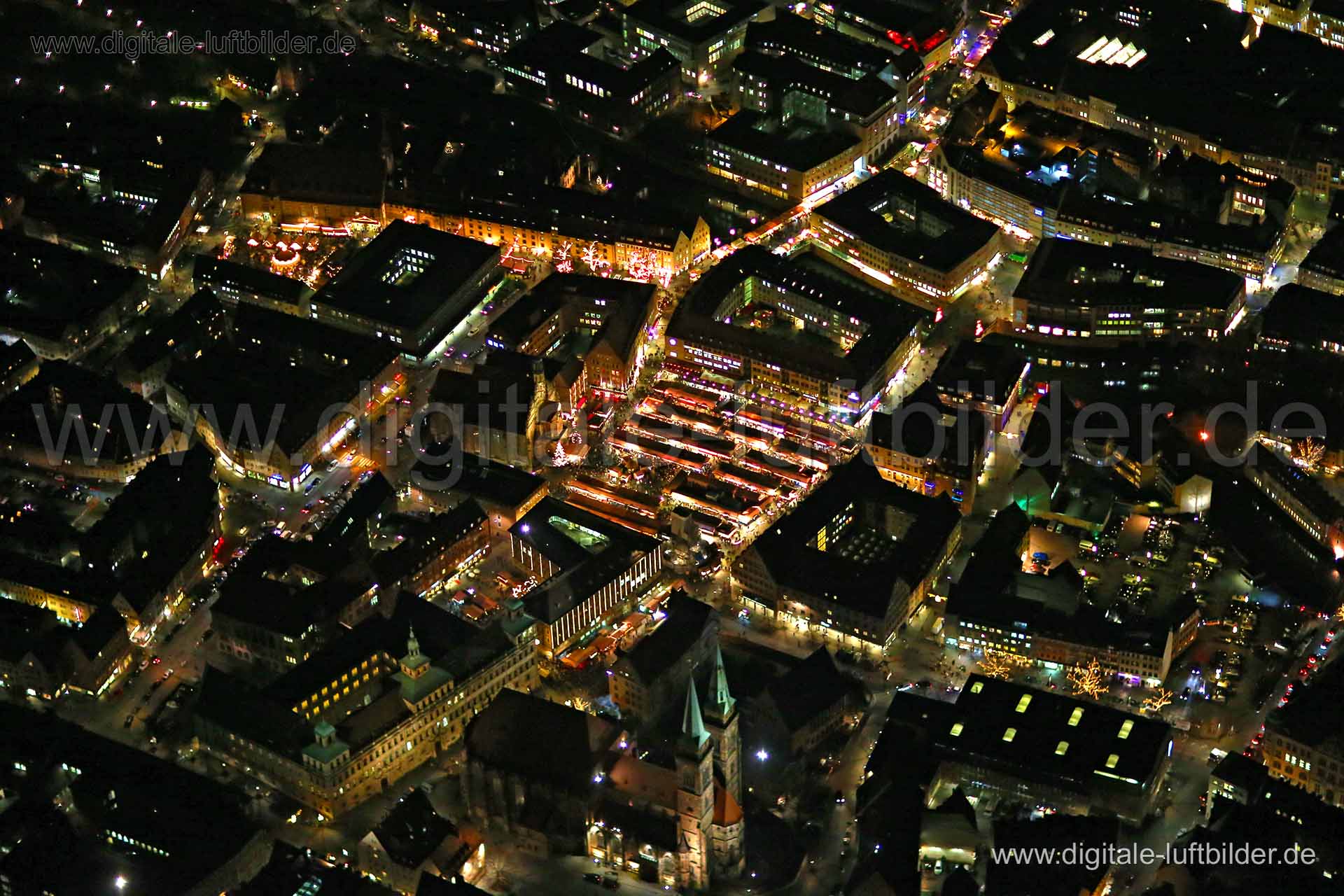 Titel: Christkindlesmarkt, Bildnummer: bb86350, Ort / Stadt: Nürnberg, (Land)Kreis: kreisfreie Stadt Nürnberg, Regierungsbezirk: Mittelfranken, Bundesland: Bayern, Aufnahmedatum: 22.12.2015, Schlagwörter: Luftbild, Luftbilder, Luftbildfotografie, Luftaufnahme, Luftbildaufnahme, Luftfoto, Vogelperspektive, Vogelansicht, Deutschland, Schräg- und Senkrecht-Luftaufnahmen, Orthofotografie, Christkindlesmarkt, Weihnachtsmarkt, Weihnachten, Advent, Heilig Abend, Markt, Märkte, Hauptmarkt, Altstadt, Kön