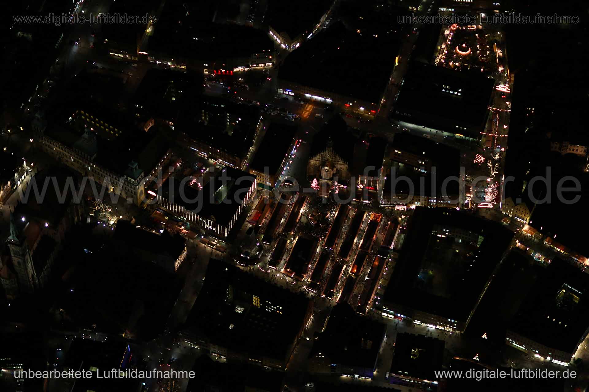 Titel: Christkindlesmarkt, Bildnummer: bb86410, Ort / Stadt: Nürnberg, (Land)Kreis: kreisfreie Stadt Nürnberg, Regierungsbezirk: Mittelfranken, Bundesland: Bayern, Aufnahmedatum: 22.12.2015, Schlagwörter: Luftbild, Luftbilder, Luftbildfotografie, Luftaufnahme, Luftbildaufnahme, Luftfoto, Vogelperspektive, Vogelansicht, Deutschland, Schräg- und Senkrecht-Luftaufnahmen, Orthofotografie, Christkindlesmarkt, Weihnachtsmarkt, Weihnachten, Advent, Heilig Abend, Markt, Märkte, Hauptmarkt, Obstmarkt, Fr
