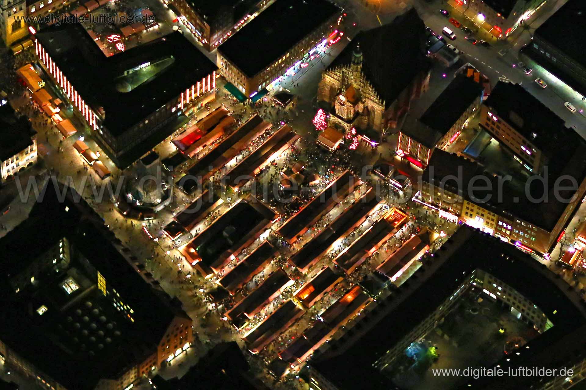 Titel: Christkindlesmarkt, Bildnummer: bb86430, Ort / Stadt: Nürnberg, (Land)Kreis: kreisfreie Stadt Nürnberg, Regierungsbezirk: Mittelfranken, Bundesland: Bayern, Aufnahmedatum: 22.12.2015, Schlagwörter: Luftbild, Luftbilder, Luftbildfotografie, Luftaufnahme, Luftbildaufnahme, Luftfoto, Vogelperspektive, Vogelansicht, Deutschland, Schräg- und Senkrecht-Luftaufnahmen, Orthofotografie, Christkindlesmarkt, Weihnachtsmarkt, Weihnachten, Advent, Heilig Abend, Markt, Märkte, Hauptmarkt, Obstmarkt, Fr