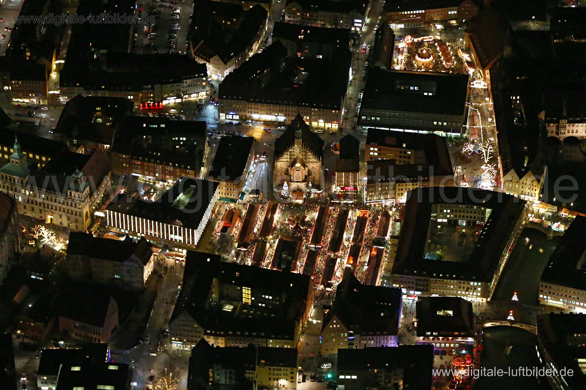 Titel: Christkindlesmarkt, Bildnummer: bb87860, Ort / Stadt: Nürnberg, (Land)Kreis: kreisfreie Stadt Nürnberg, Regierungsbezirk: Mittelfranken, Bundesland: Bayern, Aufnahmedatum: 22.12.2015, Schlagwörter: Luftbild, Luftbilder, Luftbildfotografie, Luftaufnahme, Luftbildaufnahme, Luftfoto, Vogelperspektive, Vogelansicht, Deutschland, Schräg- und Senkrecht-Luftaufnahmen, Orthofotografie, Christkindlesmarkt, Hauptmarkt, Weihnachtsmarkt, Buden, Markt, Märkte, Marktamt, Altstadt, Hans-Sachs-Platz, Kön