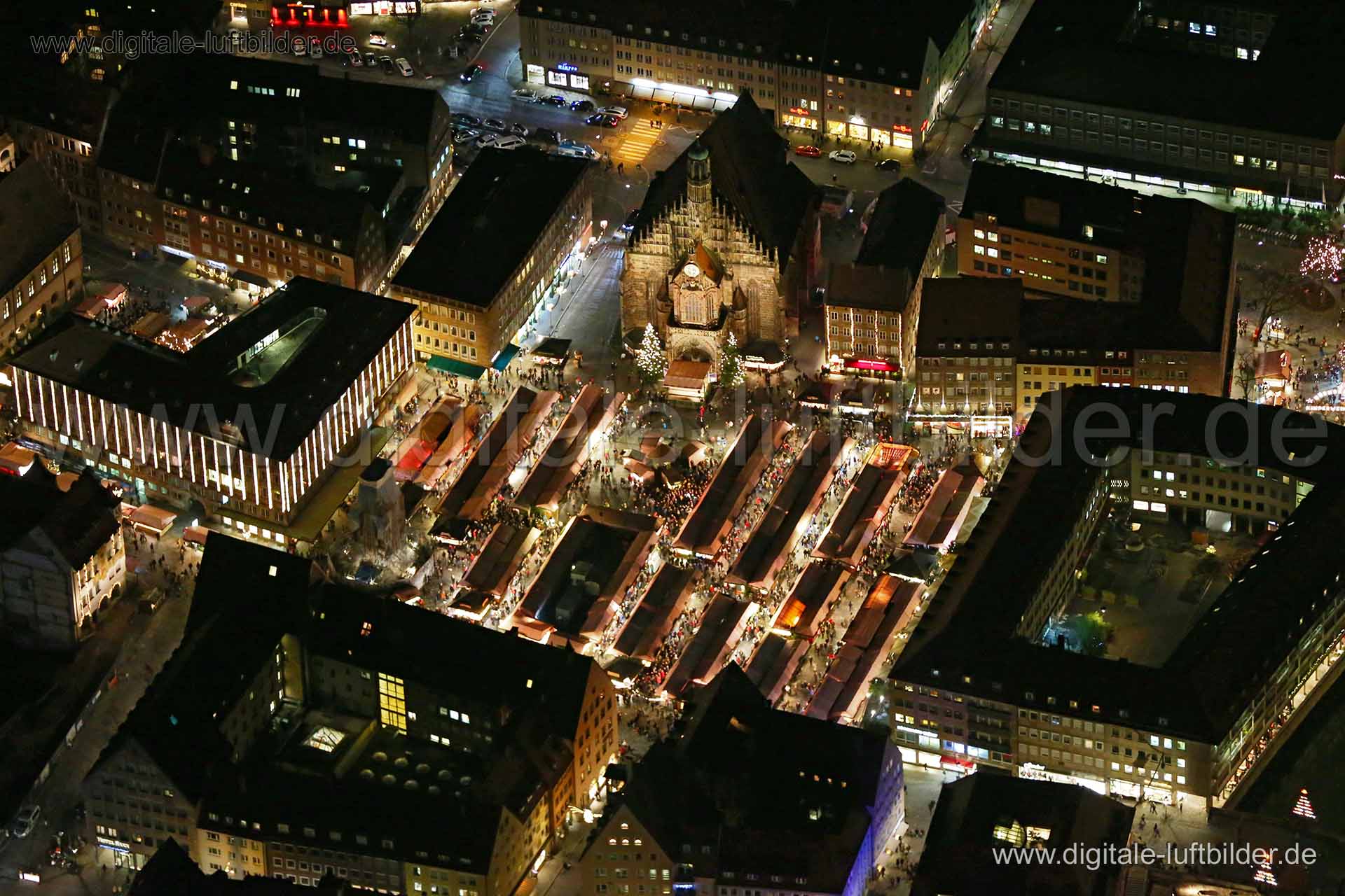 Titel: Christkindlesmarkt, Bildnummer: bb87880, Ort / Stadt: Nürnberg, (Land)Kreis: kreisfreie Stadt Nürnberg, Regierungsbezirk: Mittelfranken, Bundesland: Bayern, Aufnahmedatum: 22.12.2015, Schlagwörter: Luftbild, Luftbilder, Luftbildfotografie, Luftaufnahme, Luftbildaufnahme, Luftfoto, Vogelperspektive, Vogelansicht, Deutschland, Schräg- und Senkrecht-Luftaufnahmen, Orthofotografie, Christkindlesmarkt, Hauptmarkt, Weihnachtsmarkt, Buden, Markt, Märkte, Marktamt, Altstadt, Hans-Sachs-Platz, Kön