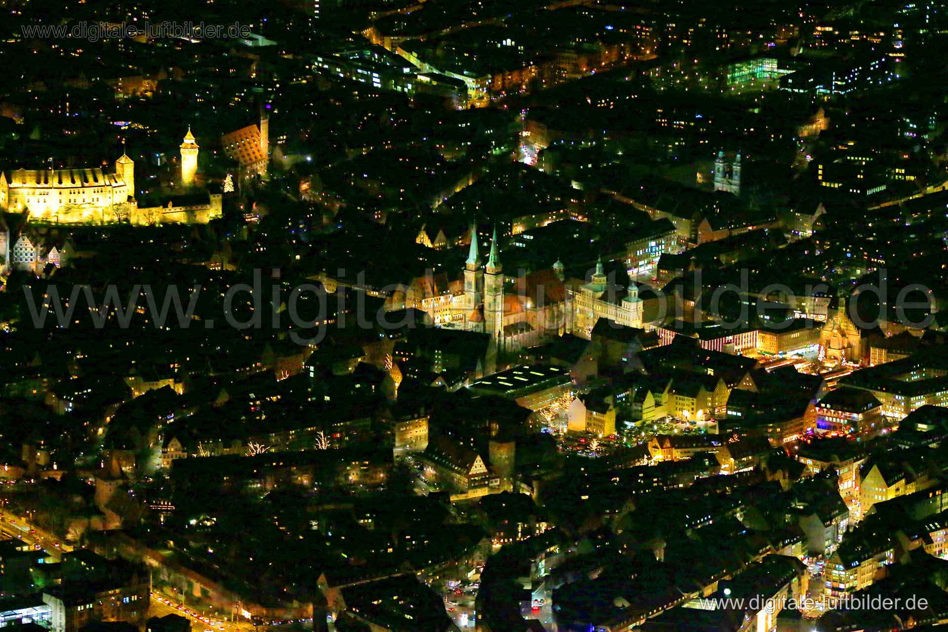 Titel: City Panorama, Bildnummer: bb88830, Ort / Stadt: Nürnberg, (Land)Kreis: kreisfreie Stadt Nürnberg, Regierungsbezirk: Mittelfranken, Bundesland: Bayern, Aufnahmedatum: 22.12.2015, Schlagwörter: Luftbild, Luftbilder, Luftbildfotografie, Luftaufnahme, Luftbildaufnahme, Luftfoto, Vogelperspektive, Vogelansicht, Deutschland, Schräg- und Senkrecht-Luftaufnahmen, Orthofotografie, Panorama, Nachtpanorama, City, Altstadt, Kaiserburg, Burg, Sebalduskirche, St. Sebaldus, City Panorama, Monat: Dezemb