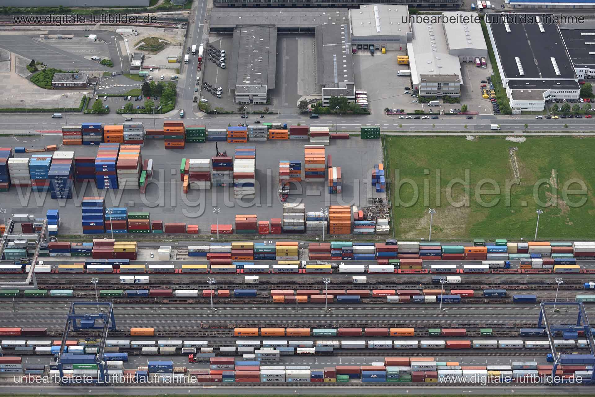 Titel: Container, Bildnummer: n146230, Ort / Stadt: Nürnberg, (Land)Kreis: kreisfreie Stadt Nürnberg, Regierungsbezirk: Mittelfranken, Bundesland: Bayern, Aufnahmedatum: 11.05.2015, Schlagwörter: Luftbild, Luftbilder, Luftbildfotografie, Luftaufnahme, Luftbildaufnahme, Luftfoto, Vogelperspektive, Vogelansicht, Deutschland, Schräg- und Senkrecht-Luftaufnahmen, Orthofotografie, Hafen, Container, Güterverkehr, Zug, Wagon, Gleis, Gleise, Transporte, Bochumer Straße, Hamburger Straße, Duisburger Stra