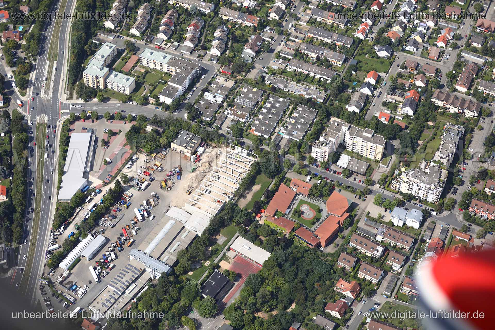 Titel: Cuxhavener Straße, Bildnummer: c244560, Ort / Stadt: Nürnberg, (Land)Kreis: kreisfreie Stadt Nürnberg, Regierungsbezirk: Mittelfranken, Bundesland: Bayern, Aufnahmedatum: 15.08.2017, Schlagwörter: Luftbild, Luftbilder, Luftbildfotografie, Luftaufnahme, Luftbildaufnahme, Luftfoto, Vogelperspektive, Vogelansicht, Deutschland, Schräg- und Senkrecht-Luftaufnahmen, Orthofotografie, Cuxhavener Straße, Katholische Kirchengemeinde St. Clemens, Popp Fahrzeugbau, Borkumer Straße, Oldenburger Straße