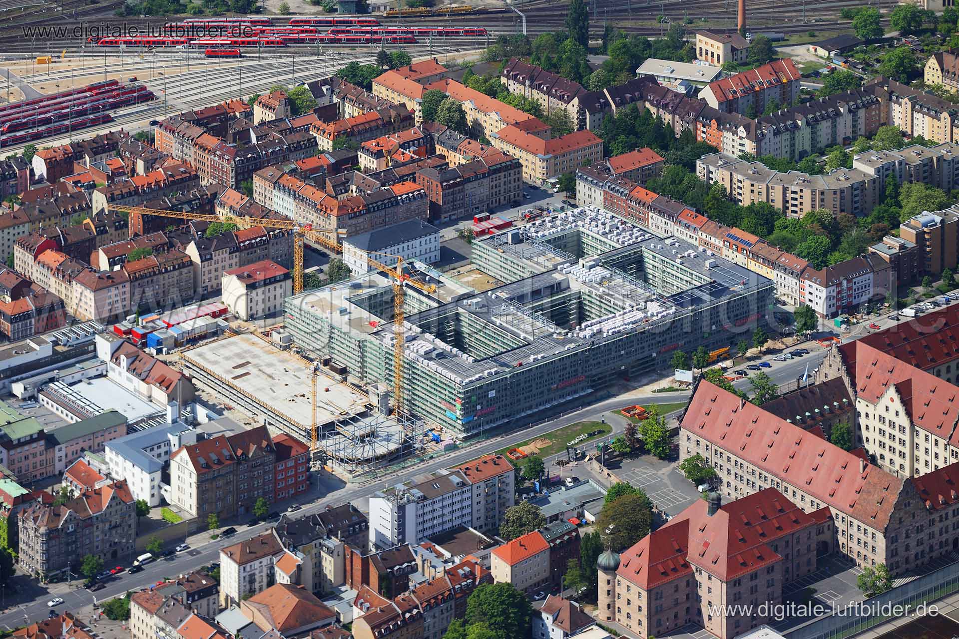 Titel: Datev, Bildnummer: cd17640, Ort / Stadt: Nürnberg, (Land)Kreis: kreisfreie Stadt Nürnberg, Regierungsbezirk: Mittelfranken, Bundesland: Bayern, Aufnahmedatum: 04.05.2014, Schlagwörter: Luftbild, Luftbilder, Luftbildfotografie, Luftaufnahme, Luftbildaufnahme, Luftfoto, Vogelperspektive, Vogelansicht, Deutschland, Schräg- und Senkrecht-Luftaufnahmen, Orthofotografie, Datev, Baustelle, Großbaustelle, Fürther Straße, Feuerleinstraße, Adam-Klein-Straße, Mendelstraße, Beckstraße, Austraße, Bahn