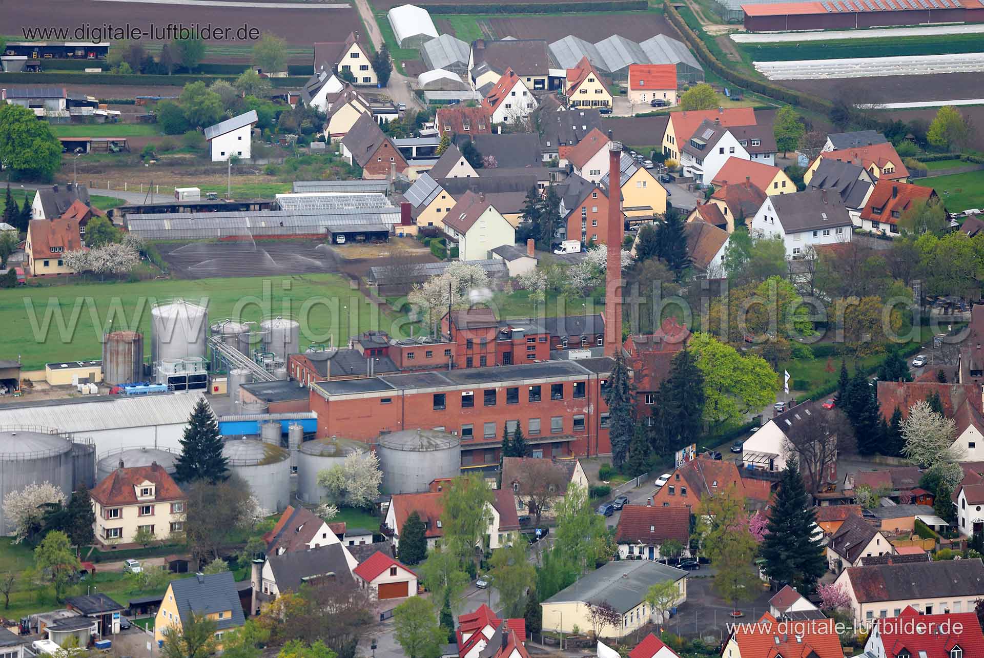 Titel: Deutsche Hefewerke DHW, Bildnummer: cb98990, Ort / Stadt: Nürnberg, (Land)Kreis: kreisfreie Stadt Nürnberg, Regierungsbezirk: Mittelfranken, Bundesland: Bayern, Aufnahmedatum: 10.04.2014, Schlagwörter: Luftbild, Luftbilder, Luftbildfotografie, Luftaufnahme, Luftbildaufnahme, Luftfoto, Vogelperspektive, Vogelansicht, Deutschland, Schräg- und Senkrecht-Luftaufnahmen, Orthofotografie, Deutsche Hefewerke, Buch, DHW, Knoblauchsland, Dorf, Bast, Bucher Hauptstraße, Gewerbeflächen & Gewerbeimmob