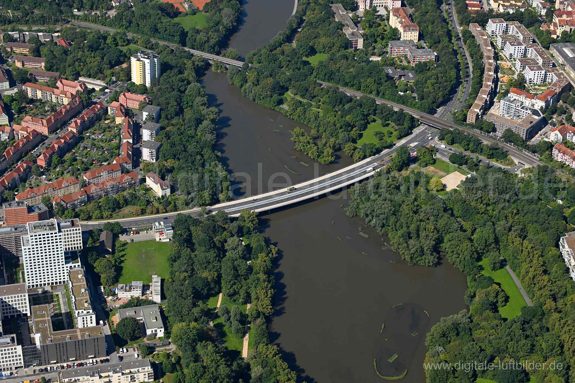 Titel: Dr.-Gustav-Heinemann-Brücke, Bildnummer: n510440, Ort / Stadt: Nürnberg, (Land)Kreis: kreisfreie Stadt Nürnberg, Regierungsbezirk: Mittelfranken, Bundesland: Bayern, Aufnahmedatum: 11.08.2023, Schlagwörter: Deutschland, 90482, 90491, Apinusstraße, Dr.-Carlo-Schmid-Straße, Dr.-Gustav-Heinemann-Straße, Erhardstraße, Europaplatz, Franz-Haas-Straße, Gertrud-Krüger-Weg, Kaeppelstraße, Nürnberg, Ostendstraße, Wagenseilstraße, Wurfbeinstraße, Dr.-Gustav-Heinemann-Brücke, Wöhrder See, Pegnitz, Br