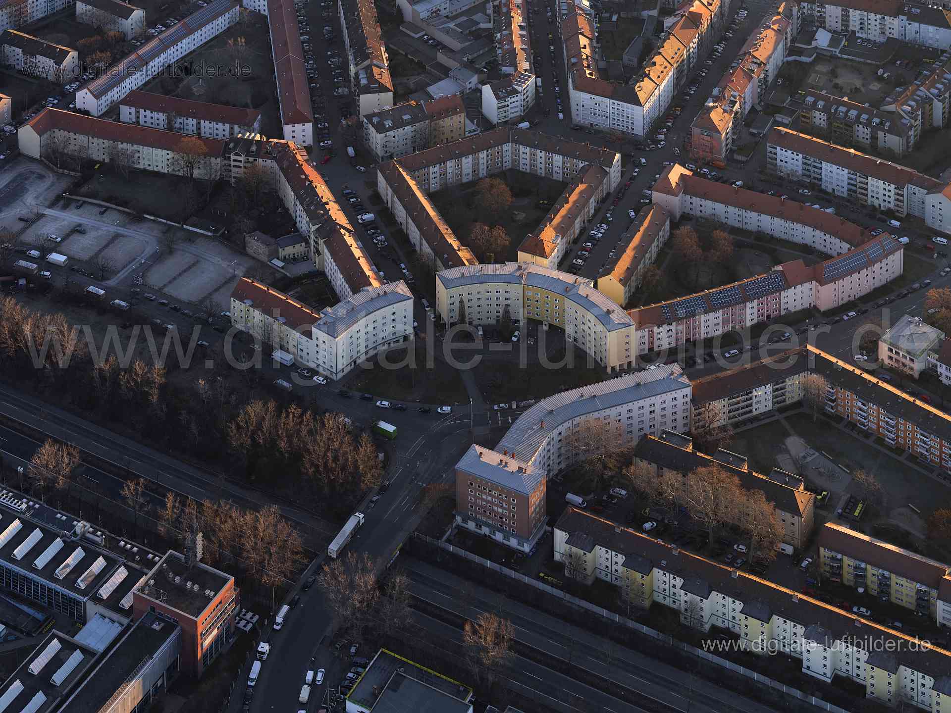 Titel: Dr.-Luppe-Platz, Bildnummer: f412660, Ort / Stadt: Nürnberg, (Land)Kreis: kreisfreie Stadt Nürnberg, Regierungsbezirk: Mittelfranken, Bundesland: Bayern, Aufnahmedatum: 07.03.2021, Schlagwörter: Deutschland, 90443, Nürnberg, Gibitzenhofstraße, Linnéstraße, Okenstraße, Herschelstraße, Brehmstraße, Herschelplatz, Charlottenstraße, Dr.-Luppe-Platz, Volkmannstraße, Speyerer Straße, Leibnizstraße, Sonnenaufgang, Morgenröte, Gibitzenhof, Südstadt, Monat: März, Jahreszeit: Winter, Tageszeit: Frü