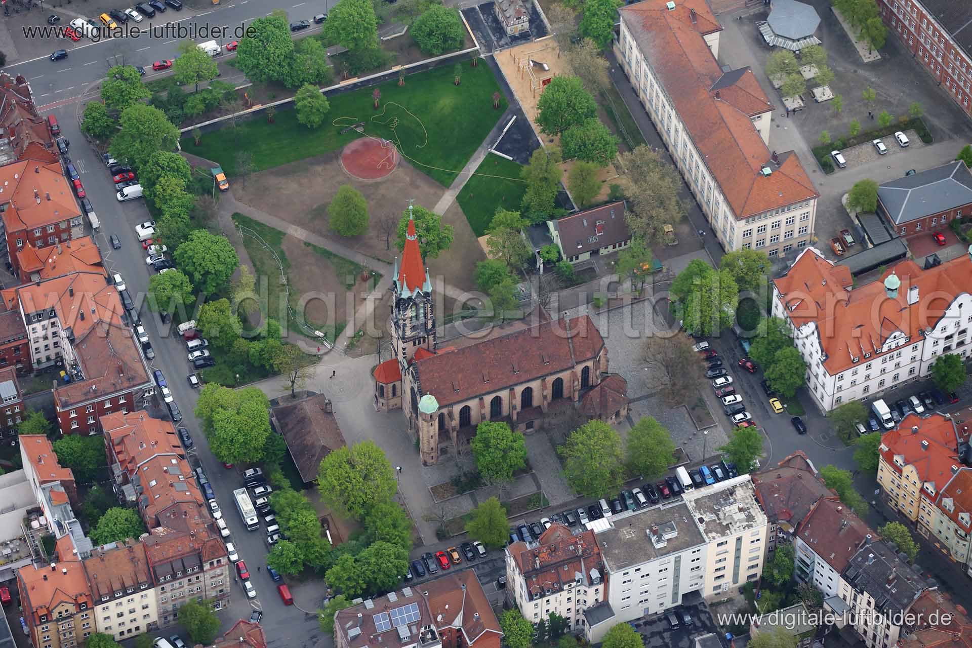 Titel: Dreieinigkeitskirche in Gostenhof, Bildnummer: cb99500, Ort / Stadt: Nürnberg, (Land)Kreis: kreisfreie Stadt Nürnberg, Regierungsbezirk: Mittelfranken, Bundesland: Bayern, Aufnahmedatum: 10.04.2014, Schlagwörter: Luftbild, Luftbilder, Luftbildfotografie, Luftaufnahme, Luftbildaufnahme, Luftfoto, Vogelperspektive, Vogelansicht, Deutschland, Schräg- und Senkrecht-Luftaufnahmen, Orthofotografie, Dreieinigkeitskirche, Gostenhof, Fürther Straße, Adam-Klein-Straße, Kirche, Dreieinigkeitskirche