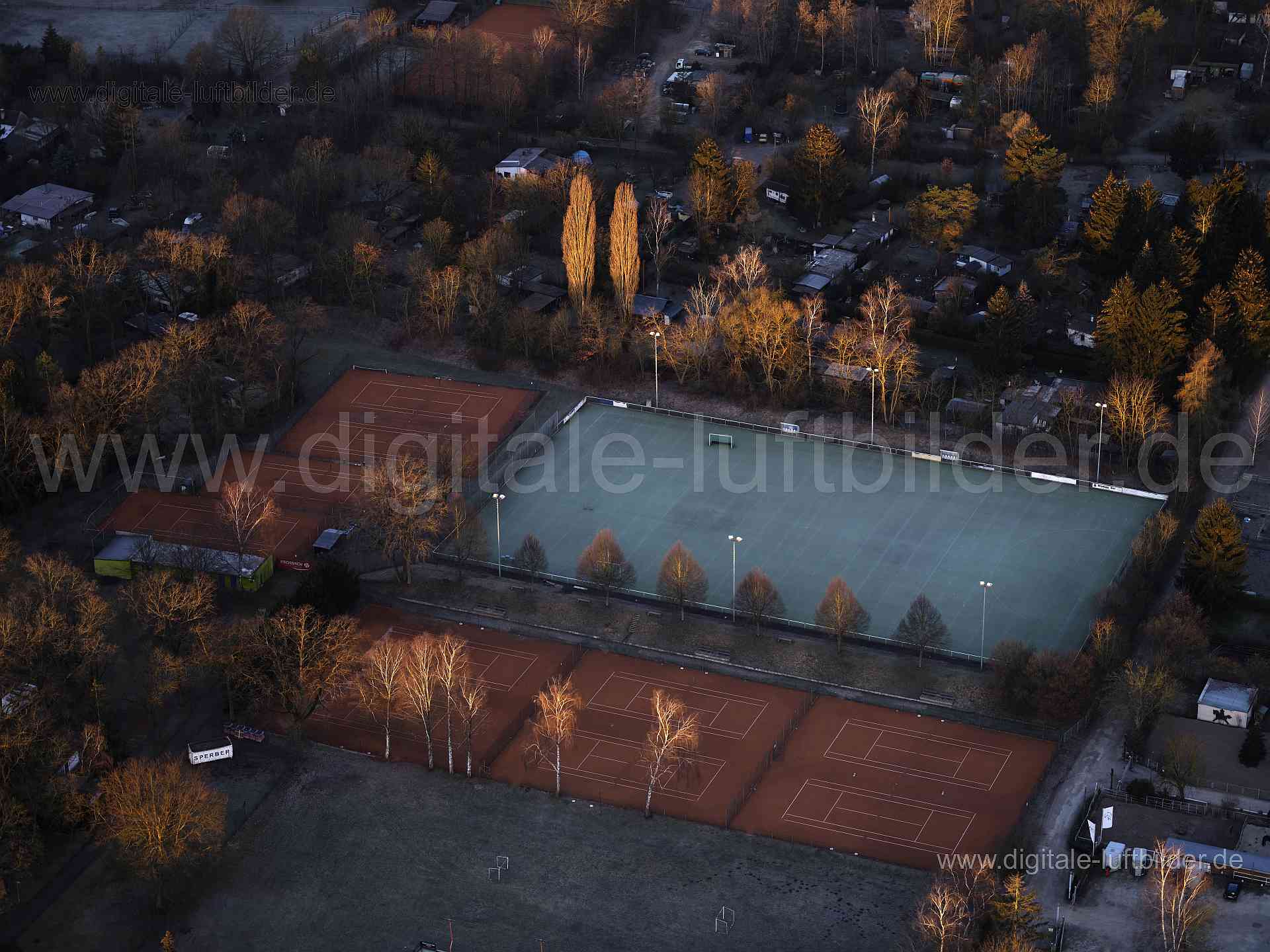 Titel: Eichenkreuz Sportanlage, Bildnummer: f411750, Ort / Stadt: Nürnberg, (Land)Kreis: kreisfreie Stadt Nürnberg, Regierungsbezirk: Mittelfranken, Bundesland: Bayern, Aufnahmedatum: 07.03.2021, Schlagwörter: Deutschland, , Sonnenaufgang, Morgenröte, Eichenkreuz Sportanlage, Marienbergpark, Marienberg, Sportplatz, Monat: März, Jahreszeit: Winter, Tageszeit: Früh, Jahr: 2021, Flug ID: 20210307, Bildstatus: farblich angepasst, Bildabmessung: 11648 x 8736 Pixel, Fotograf & Copyright: Oliver Acker