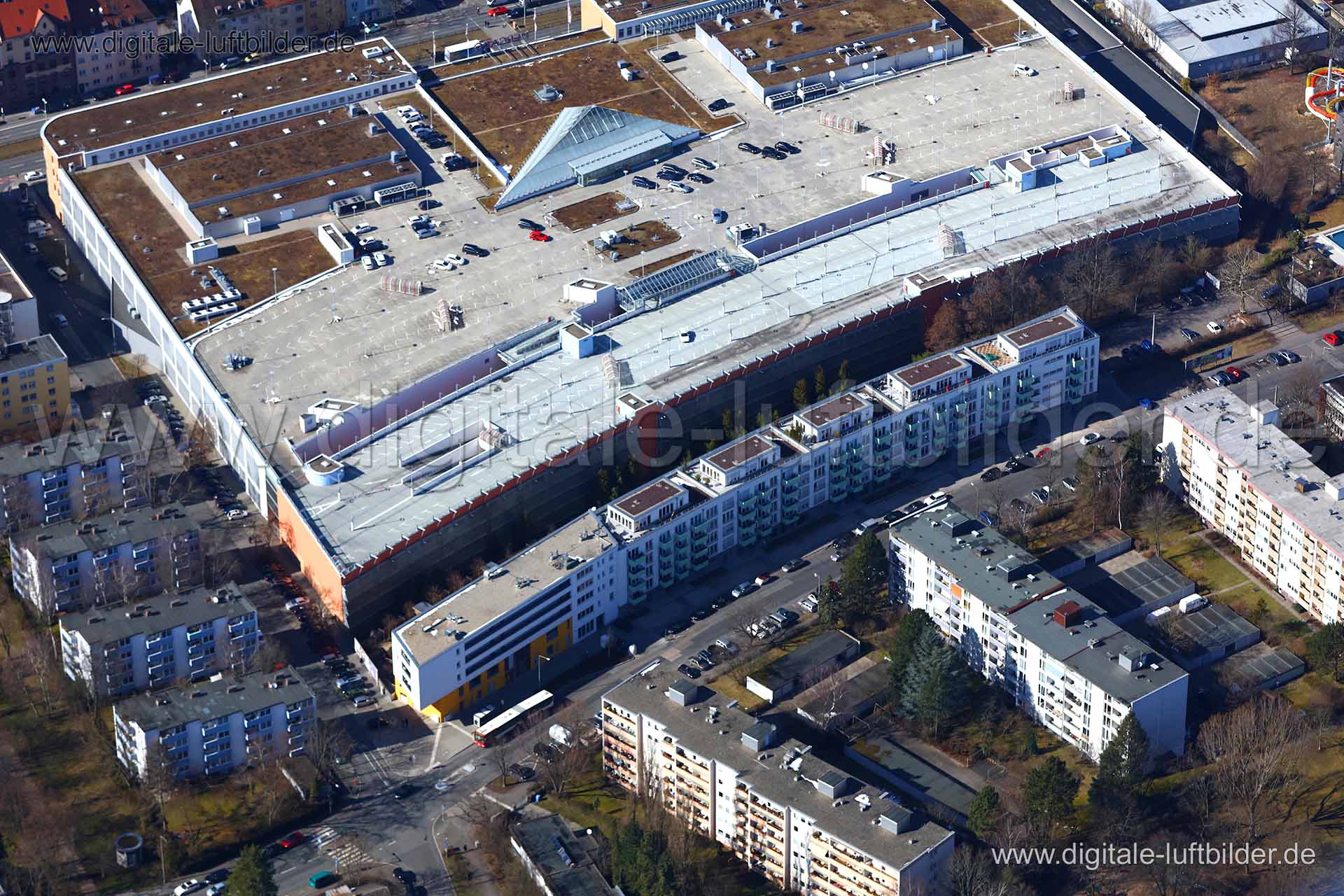Titel: Elbinger Straße, Bildnummer: c250320, Ort / Stadt: Nürnberg, (Land)Kreis: kreisfreie Stadt Nürnberg, Regierungsbezirk: Mittelfranken, Bundesland: Bayern, Aufnahmedatum: 21.03.2018, Schlagwörter: Luftbild, Luftbilder, Luftbildfotografie, Luftaufnahme, Luftbildaufnahme, Luftfoto, Vogelperspektive, Vogelansicht, Deutschland, Schräg- und Senkrecht-Luftaufnahmen, Orthofotografie, Elbinger Straße, Carl-von-Linde-Straße, Nordostbahnhof, Mercado, Einkaufszentrum, Gewerbeflächen & Gewerbeimmobilie