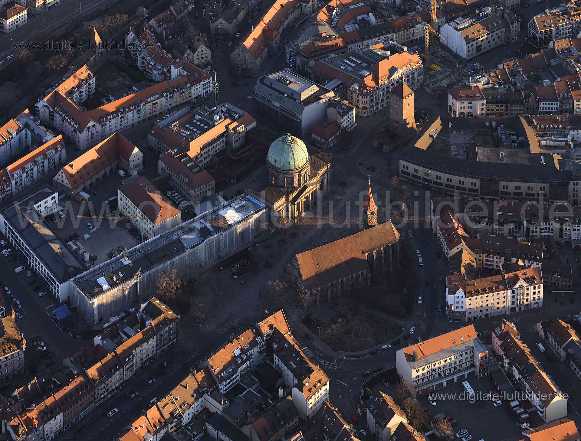 Titel: Elisabeth-Kirche, Bildnummer: f412980, Ort / Stadt: Nürnberg, (Land)Kreis: kreisfreie Stadt Nürnberg, Regierungsbezirk: Mittelfranken, Bundesland: Bayern, Aufnahmedatum: 07.03.2021, Schlagwörter: Deutschland, 90402, Nürnberg, 90403, Ludwigstraße, Ludwigsplatz, Knorrstraße, Jakobstraße, Dr.-Kurt-Schumacher-Straße, Jakobsplatz, Breite Gasse, Karl-Grillenberger-Straße, Schlotfegergasse, Tuchmacherzwinger, Doktorshof, Betzengäßchen, Spittlertormauer, Schlüsselstraße, Sonnenaufgang, Morgenröte