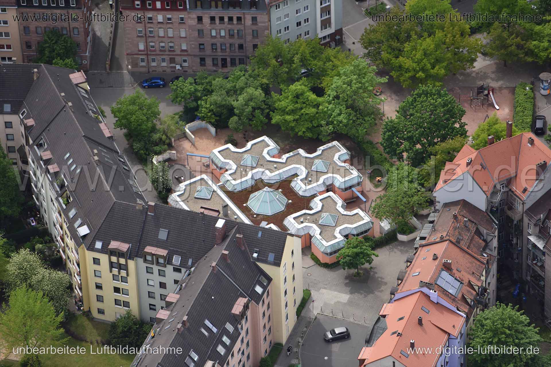 Titel: Fenitzerplatz, Bildnummer: n144500, Ort / Stadt: Nürnberg, (Land)Kreis: kreisfreie Stadt Nürnberg, Regierungsbezirk: Mittelfranken, Bundesland: Bayern, Aufnahmedatum: 11.05.2015, Schlagwörter: Luftbild, Luftbilder, Luftbildfotografie, Luftaufnahme, Luftbildaufnahme, Luftfoto, Vogelperspektive, Vogelansicht, Deutschland, Schräg- und Senkrecht-Luftaufnahmen, Orthofotografie, Fenitzerplatz, 90489, Rennweg, Adamstraße, Heerwagenstraße, Fenitzerstraße, Architektur, Spielplatz, Monat: Mai, Jahr