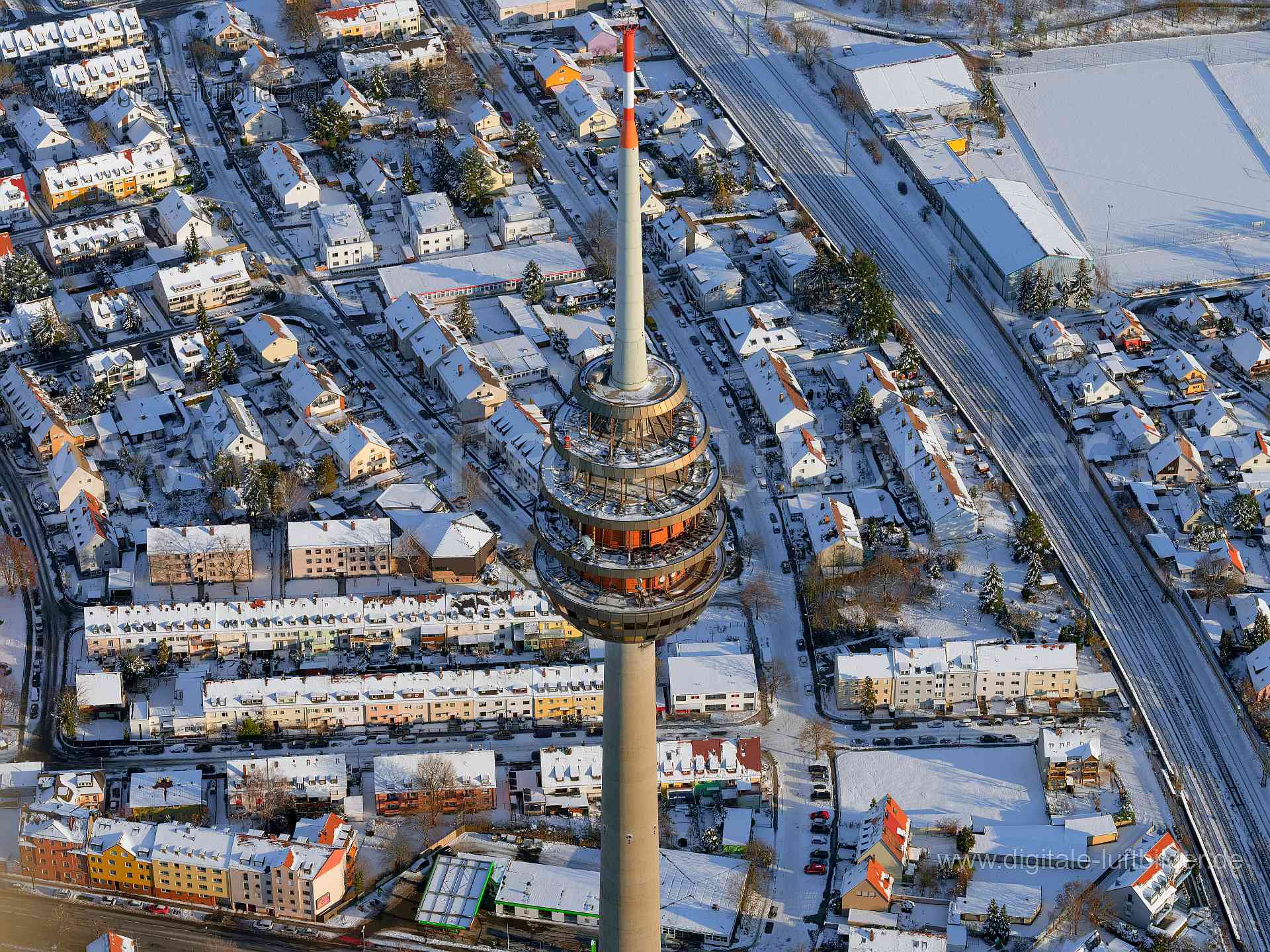Titel: Fernsehturm, Bildnummer: f391590, Ort / Stadt: Nürnberg, (Land)Kreis: kreisfreie Stadt Nürnberg, Regierungsbezirk: Mittelfranken, Bundesland: Bayern, Aufnahmedatum: 13.02.2021, Schlagwörter: Luftbild, Luftbilder, Luftbildfotografie, Luftaufnahme, Luftbildaufnahme, Luftfoto, Vogelperspektive, Vogelansicht, Schräg- und Senkrecht-Luftaufnahmen, Orthofotografie, Deutschland, Schnee, Eis, 90441, Nürnberg, Schweinauer Hauptstraße, Zweibrückener Straße, Eythstraße, Turnerheimstraße, Kaiserslaute