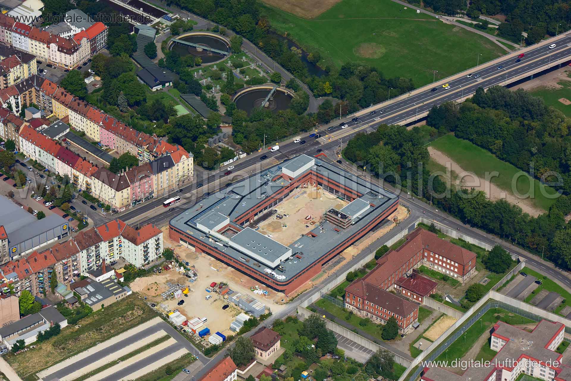 Titel: Feuerwache 1, Bildnummer: n342810, Ort / Stadt: Nürnberg, (Land)Kreis: kreisfreie Stadt Nürnberg, Regierungsbezirk: Mittelfranken, Bundesland: Bayern, Aufnahmedatum: 24.08.2019, Schlagwörter: Luftbild, Luftbilder, Luftbildfotografie, Luftaufnahme, Luftbildaufnahme, Luftfoto, Vogelperspektive, Vogelansicht, Deutschland, Schräg- und Senkrecht-Luftaufnahmen, Orthofotografie, 90429, Reutersbrunnenstraße, Bärenschanzstraße, Mannertstraße, Muggenhofer Straße, Maximilianstraße, Hillerstraße, Pey