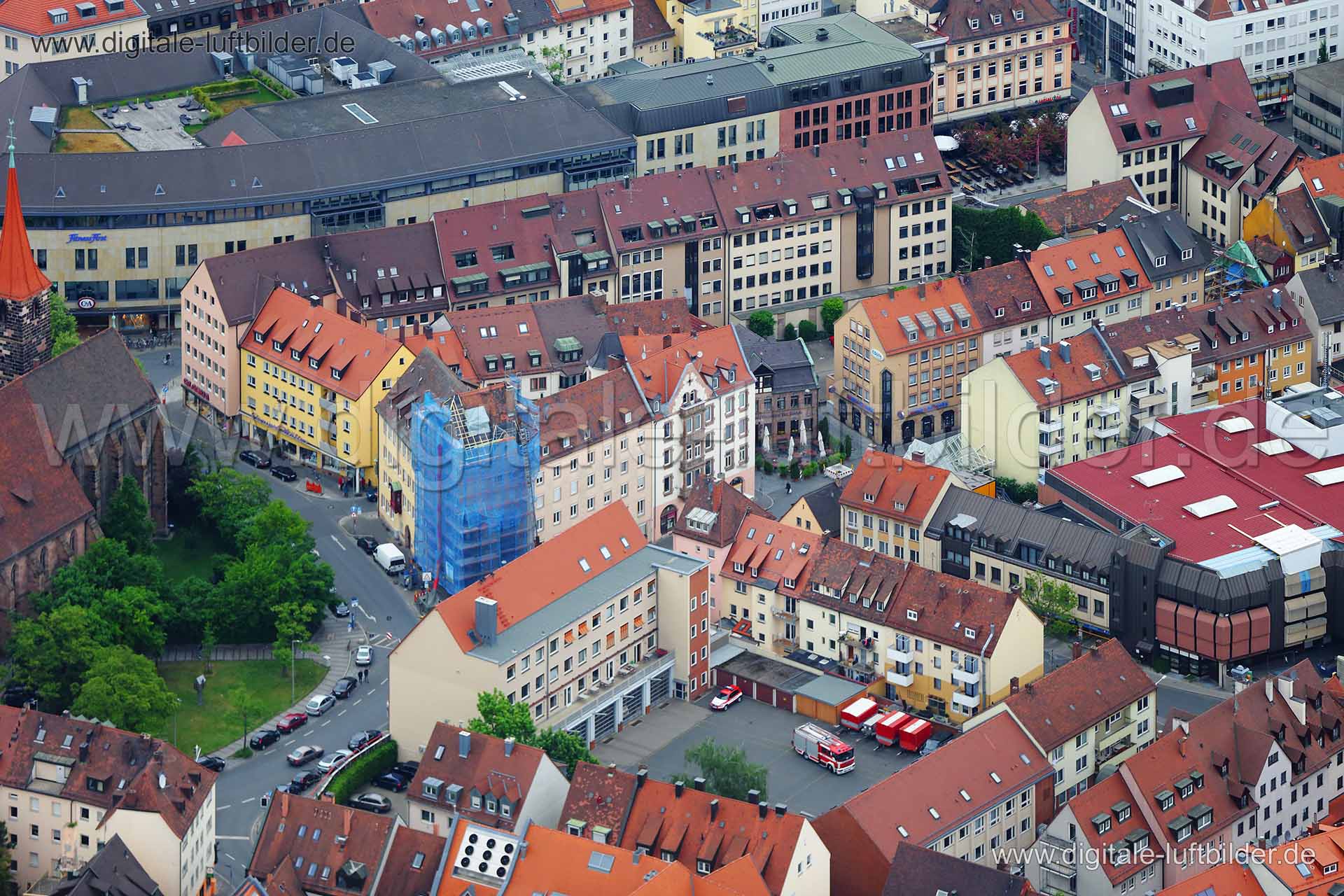 Titel: Feuerwache Innenstadt, Bildnummer: c108240, Ort / Stadt: Nürnberg, (Land)Kreis: kreisfreie Stadt Nürnberg, Regierungsbezirk: Mittelfranken, Bundesland: Bayern, Aufnahmedatum: 03.05.2014, Schlagwörter: Luftbild, Luftbilder, Luftbildfotografie, Luftaufnahme, Luftbildaufnahme, Luftfoto, Vogelperspektive, Vogelansicht, Deutschland, Schräg- und Senkrecht-Luftaufnahmen, Orthofotografie, Feuerwache, Innenstadt, Feuerwehr, Berufsfeuerwehr, Altstadt, Feuerwache Innenstadt, Monat: Mai, Jahreszeit: