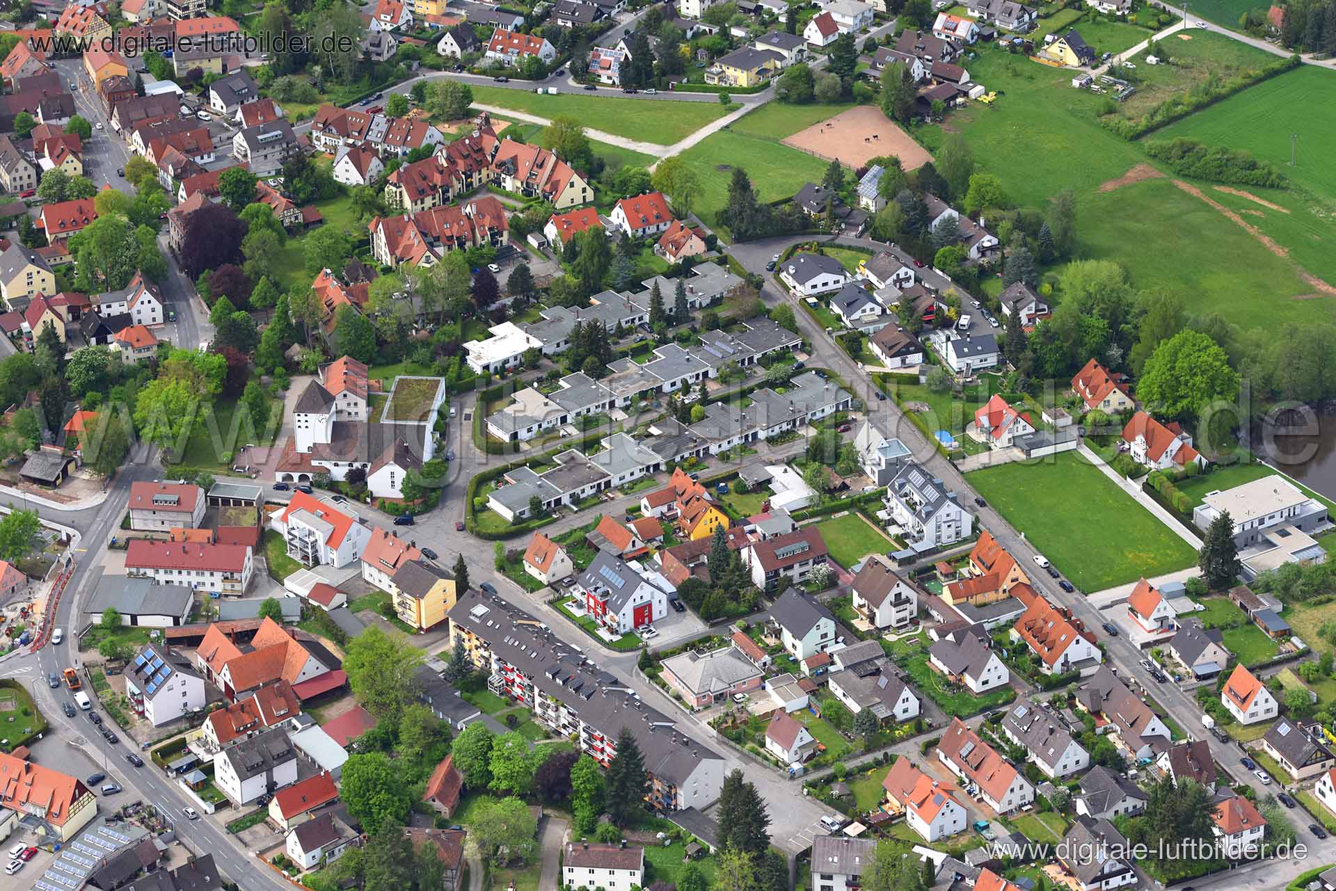 Titel: Fischbach, Bildnummer: n145470, Ort / Stadt: Nürnberg, (Land)Kreis: kreisfreie Stadt Nürnberg, Regierungsbezirk: Mittelfranken, Bundesland: Bayern, Aufnahmedatum: 11.05.2015, Schlagwörter: Luftbild, Luftbilder, Luftbildfotografie, Luftaufnahme, Luftbildaufnahme, Luftfoto, Vogelperspektive, Vogelansicht, Deutschland, Schräg- und Senkrecht-Luftaufnahmen, Orthofotografie, Fischbach, 90475, Förstergäßchen, Hirtenwiesenstraße, Fontanestraße, Fischbacher Hauptstraße, Kreuzwiesenweg, Schäferstra